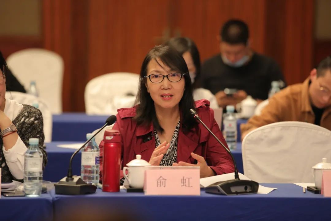 北京大学新闻与传播学院教授俞虹认为:《陪你一起长大》全景式地展示