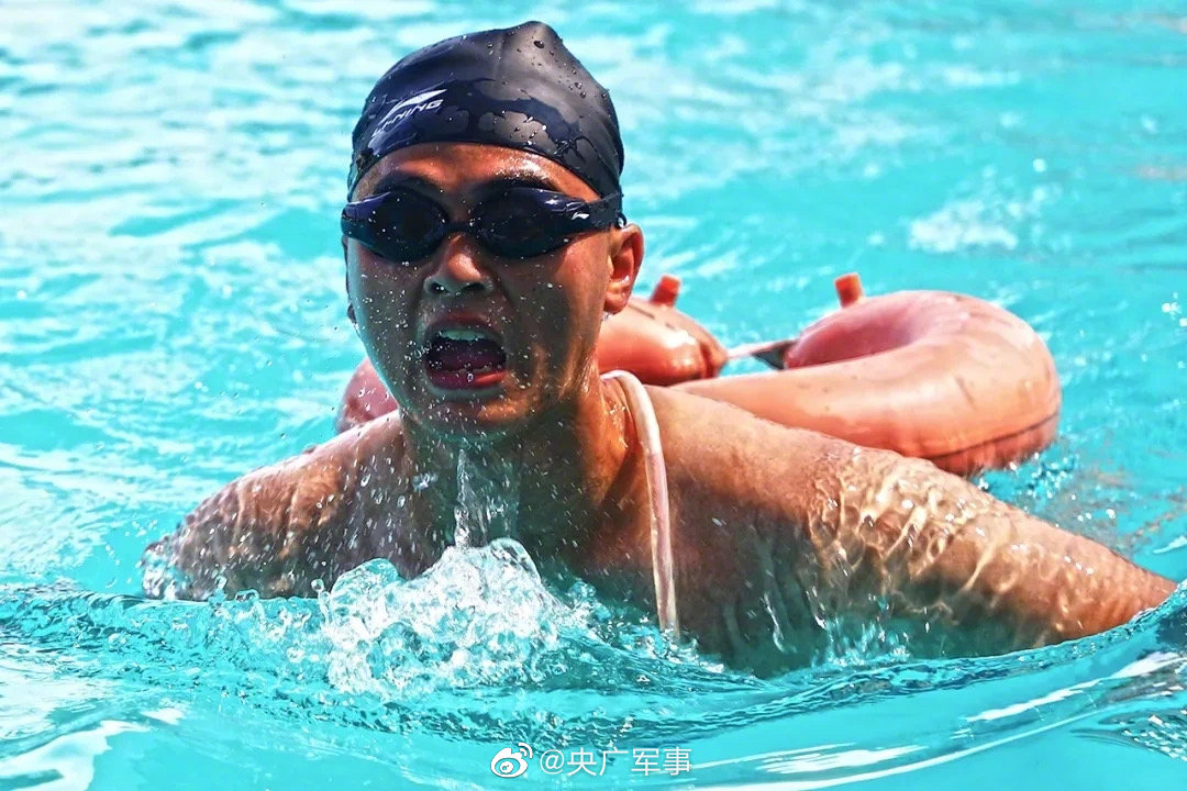 清凉一"夏"!直击陆军官兵学游泳现场