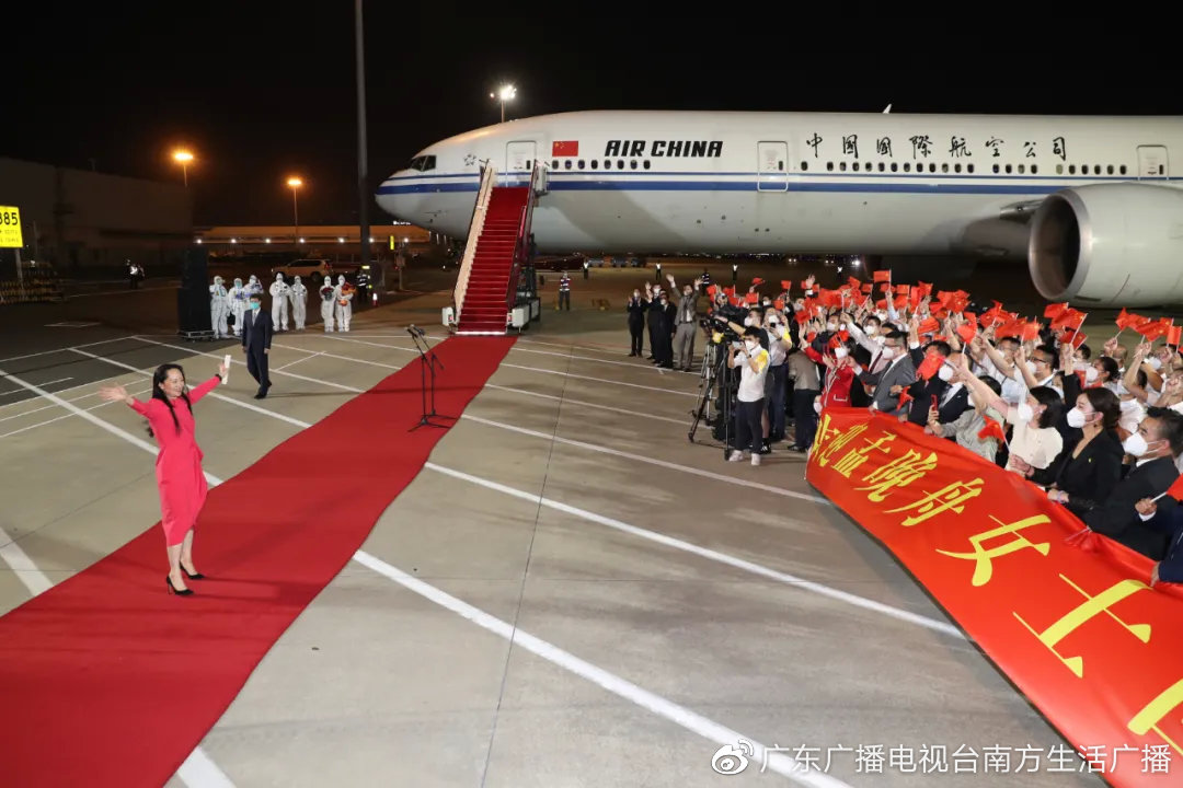 8000万人“云接机”，孟晚舟回家了！一句话让人泪目|孟晚舟|法院_新浪新闻