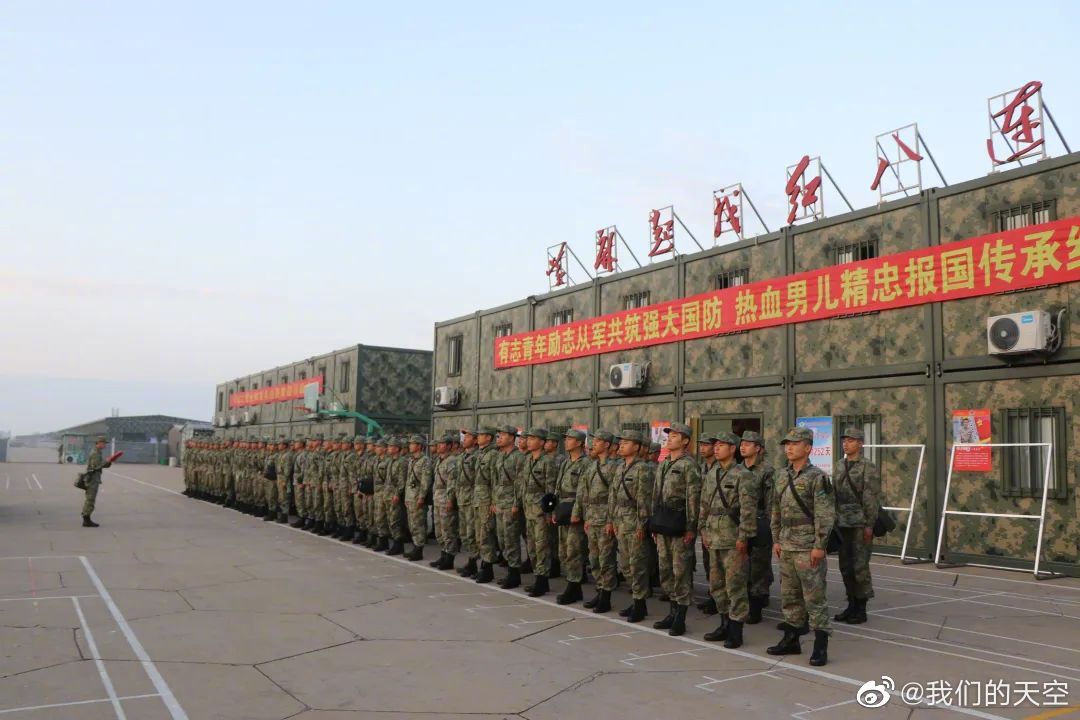 长途行军， 磨砺意志。 实战化之炉为新兵淬火成钢__财经头条