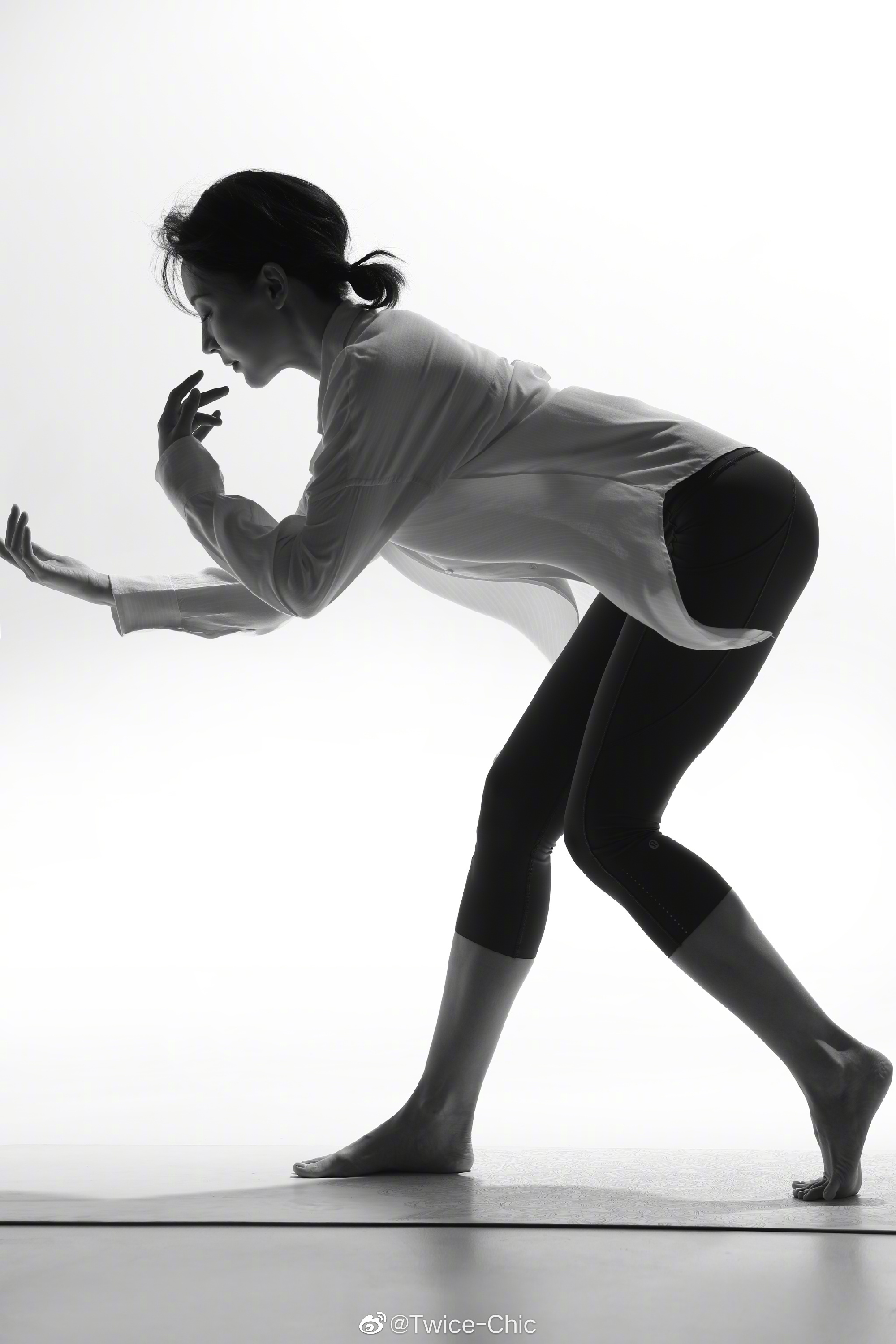 陈数黑白瑜伽写真,在43岁不做舞者的第二十年