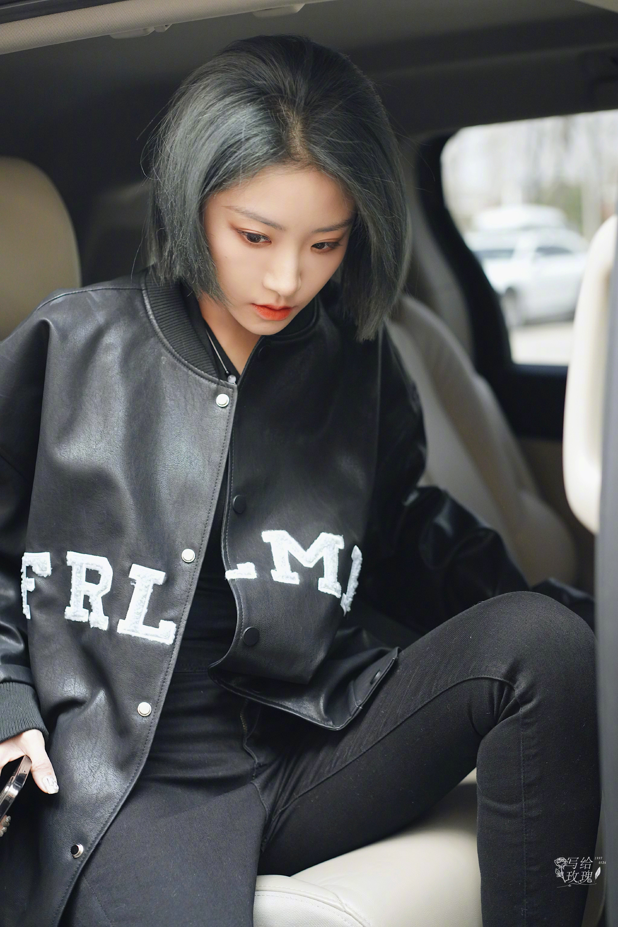 喻言彩排上班饭拍 灰蓝色的头发,一身黑色,简直太飒了!