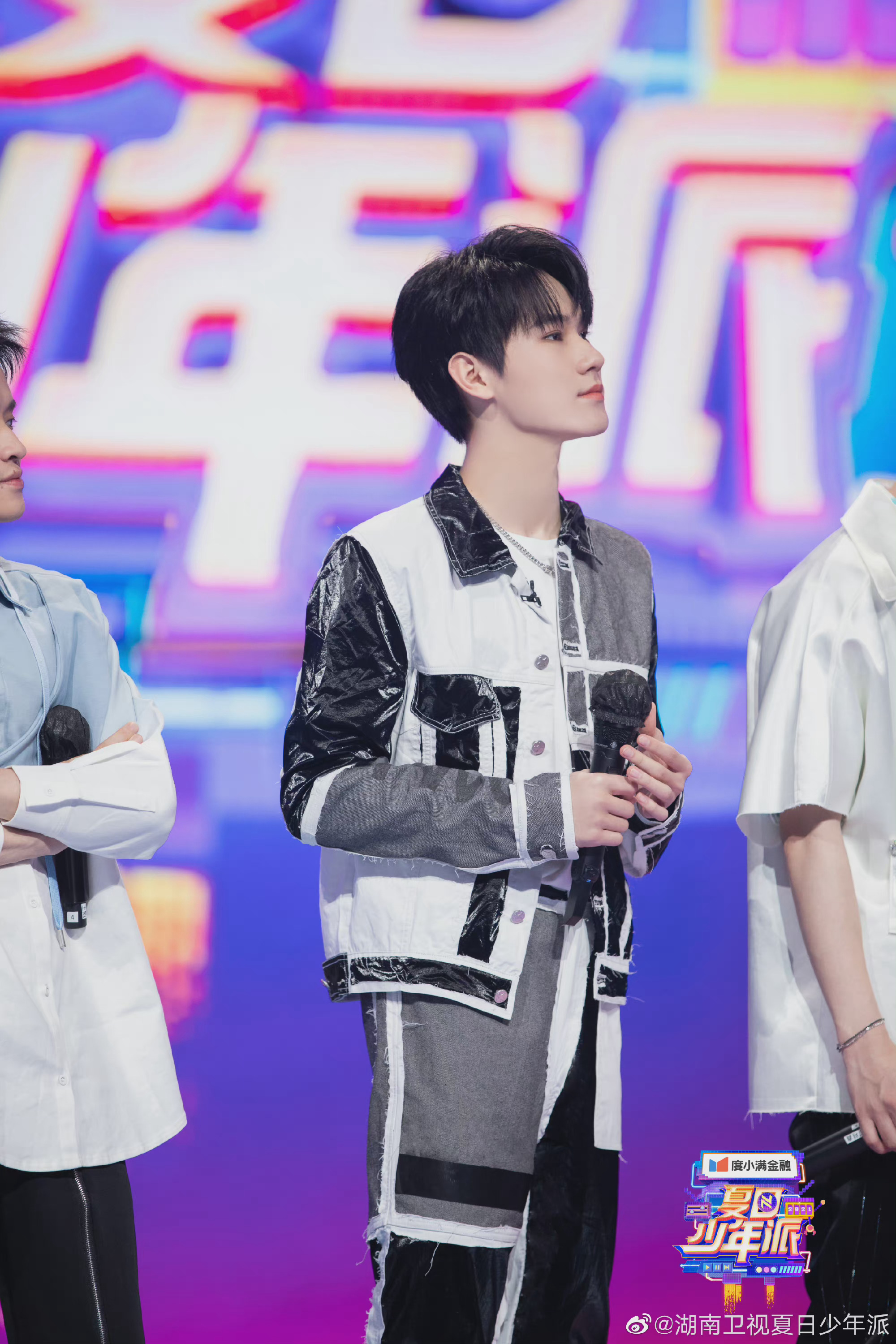 张真源夏日少年派剧照 黑白拼接元素套装帅气又有未来感……__财经