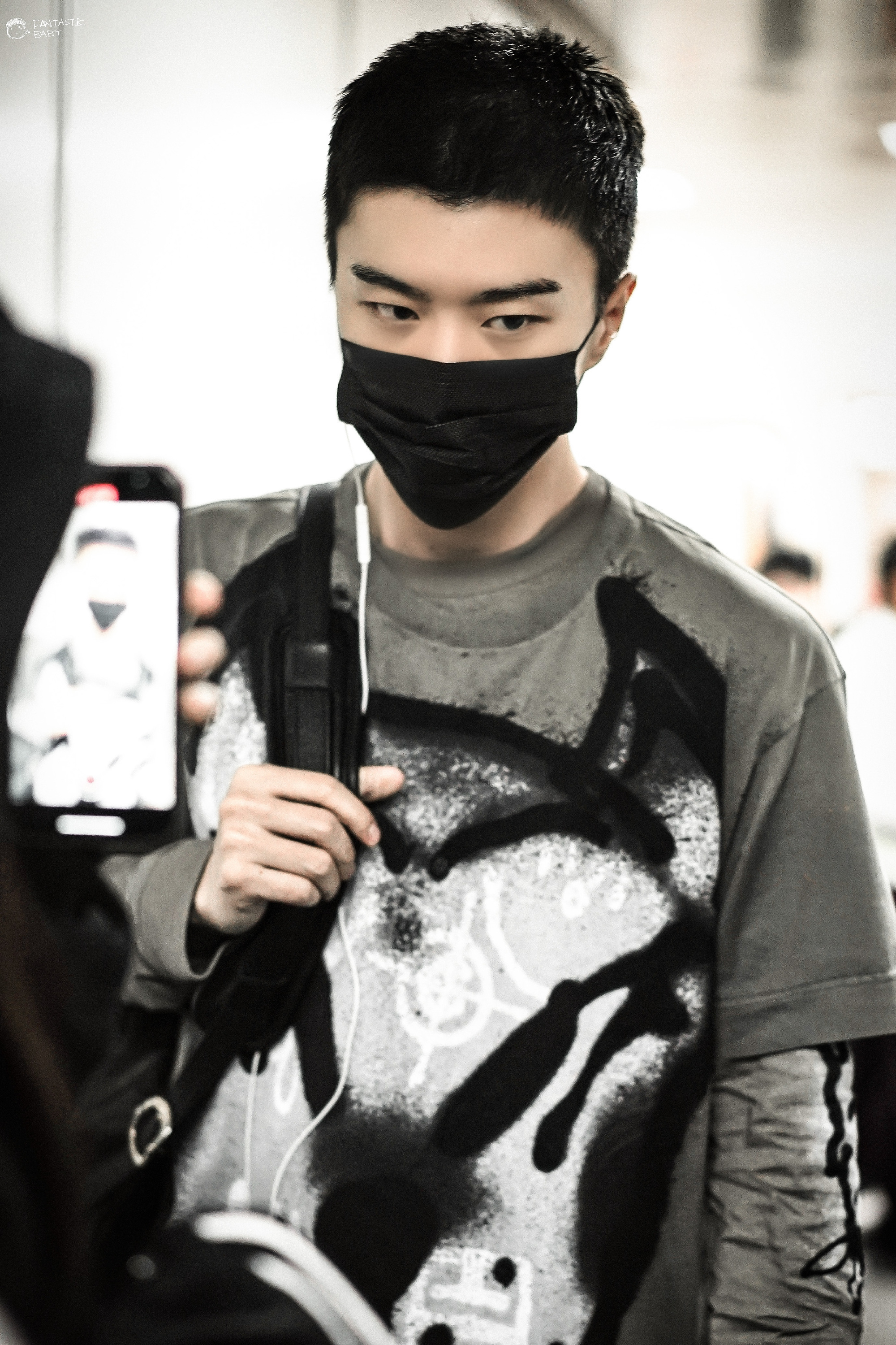 范丞丞今日份机场饭拍图身穿灰色t恤叠穿披着黑色羽绒服