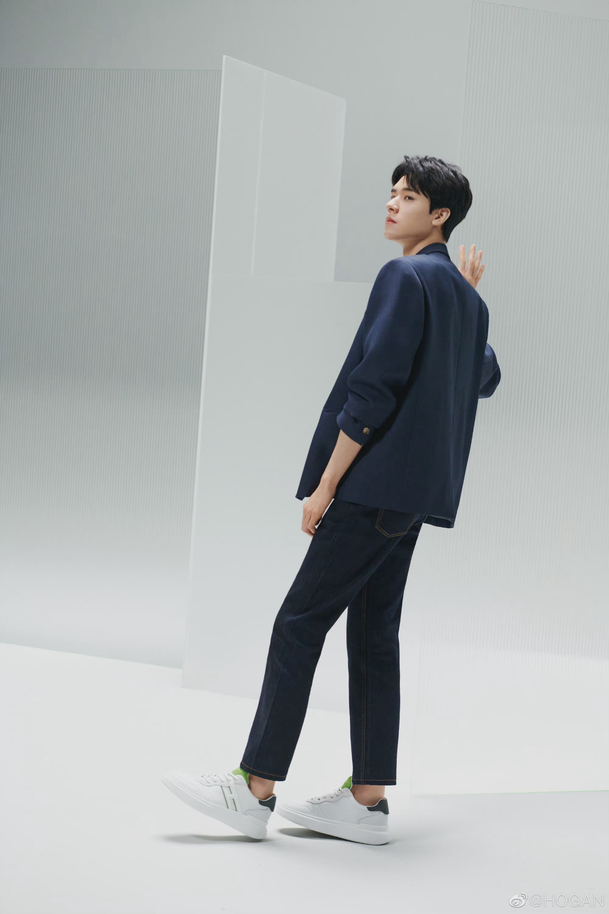 龚俊新鲜广告写真图帅气有型行走的衣架身材真的好好