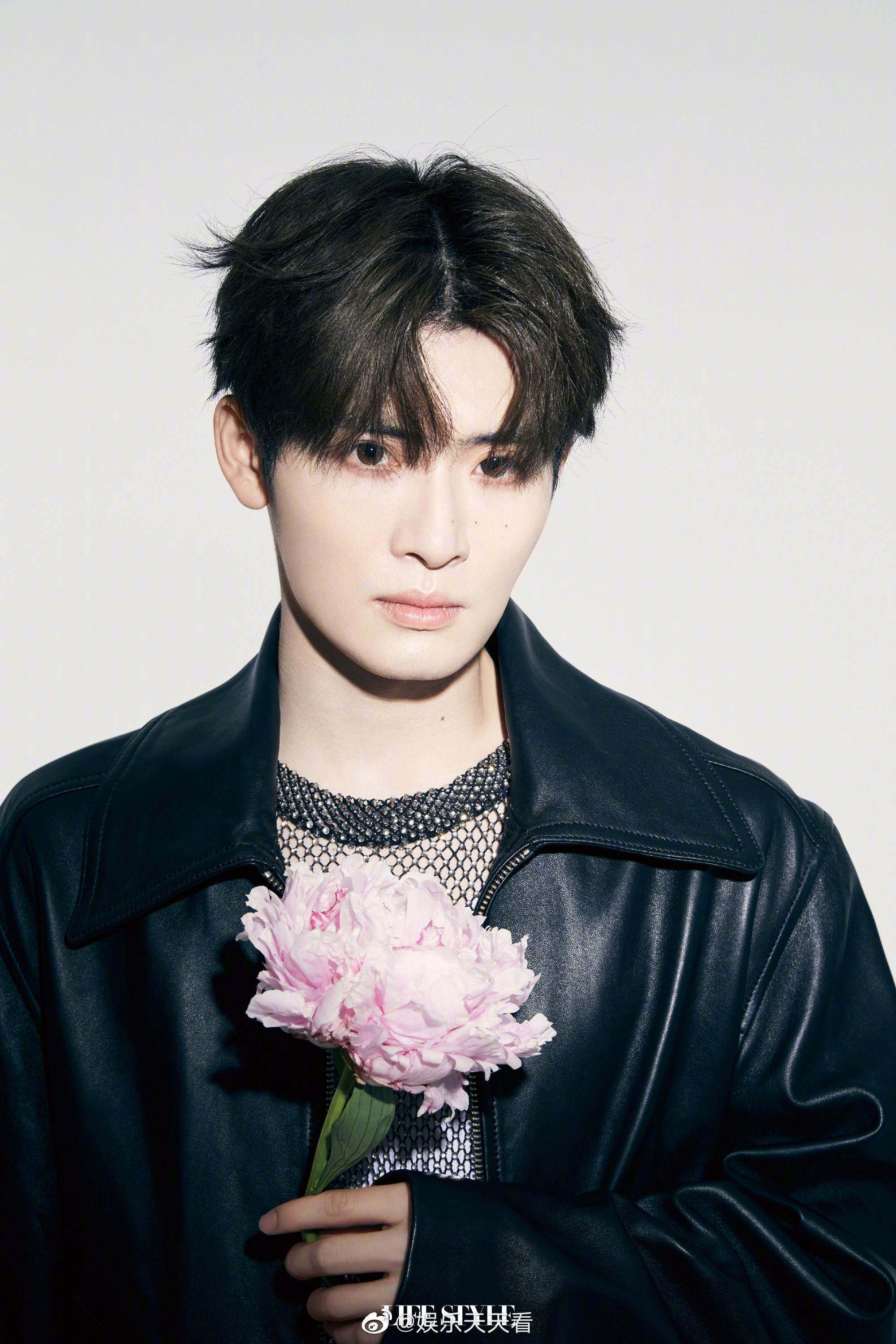 力丸《精品购物指南》封面大片释出～__财经头条