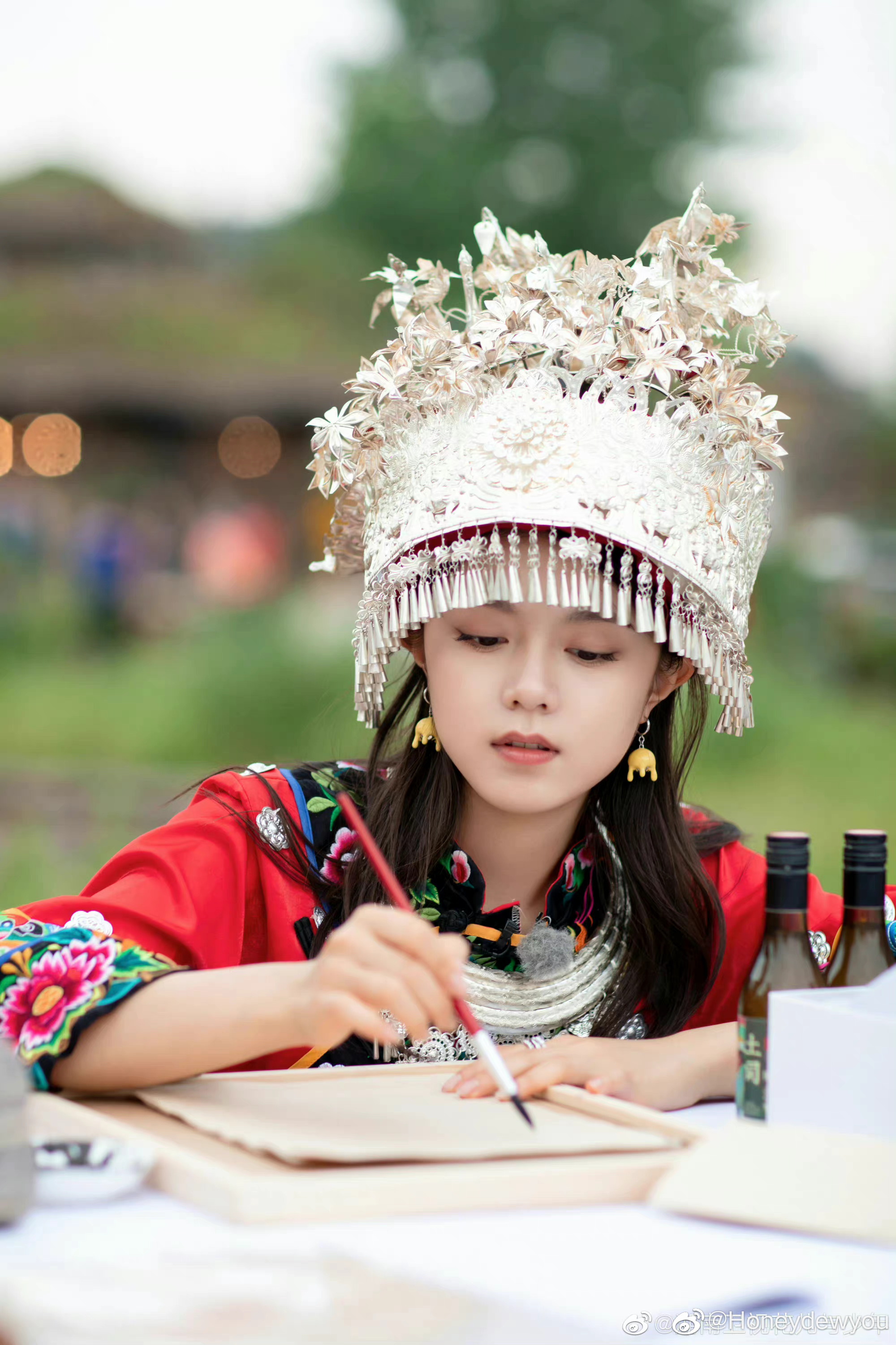 苗族造型的赵今麦 太可爱太美了妹宝__财经头条