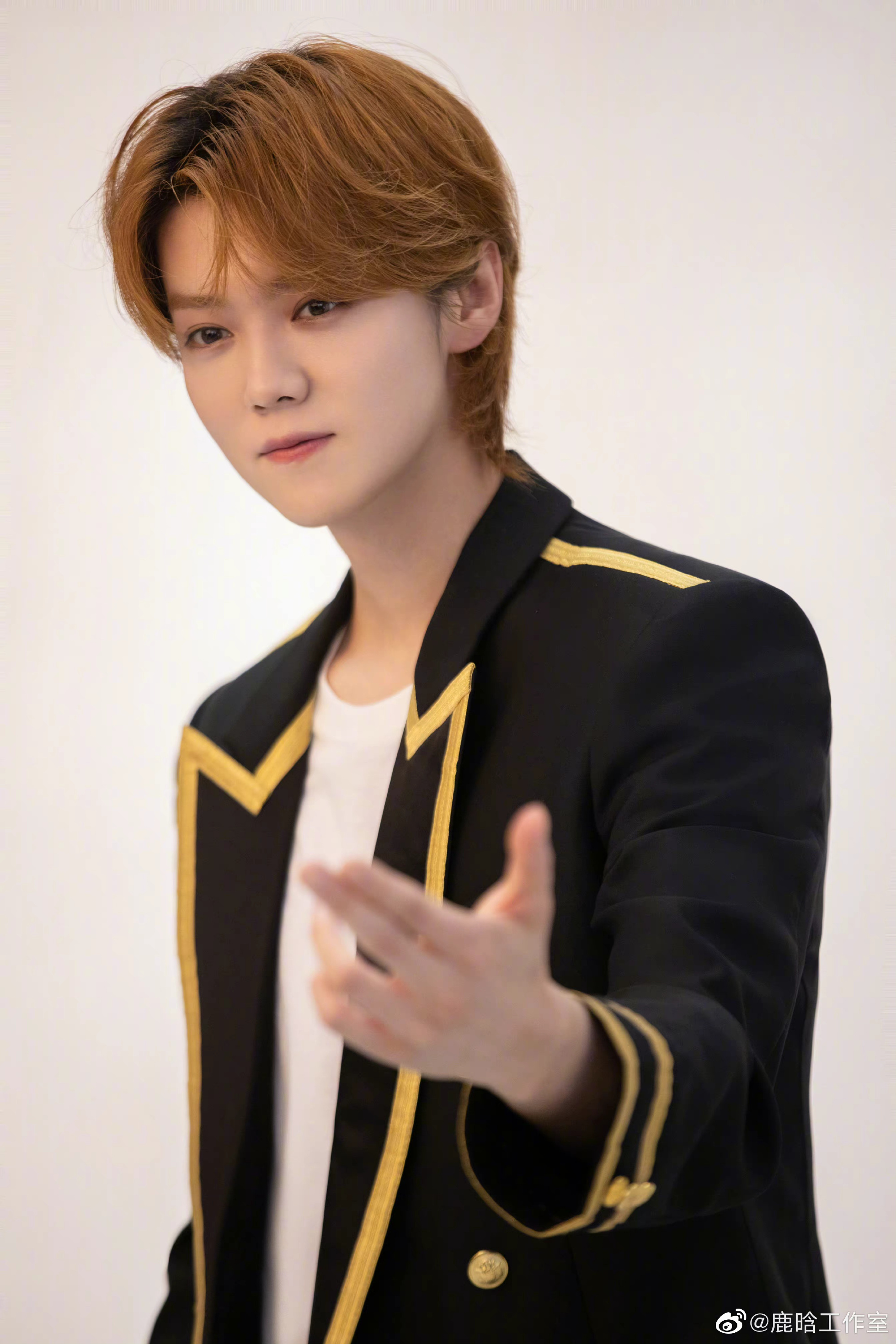 鹿晗黑色西装花絮侧拍图 帅气有型的鹿王子,假期快乐啊