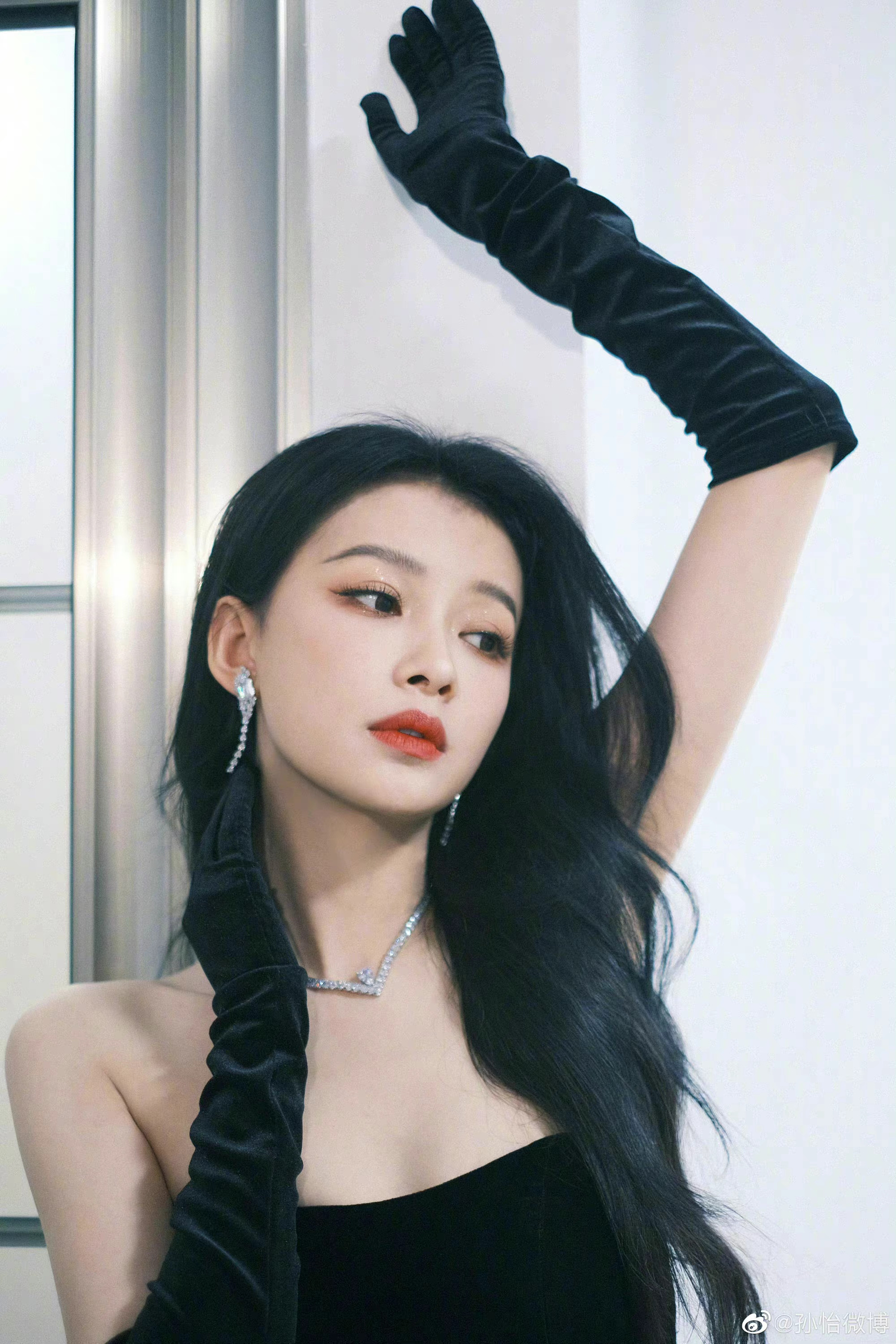 孙怡《大侦探8》佳人舞台预告照 黑色抹胸长裙,美女状态太绝了__财经头条