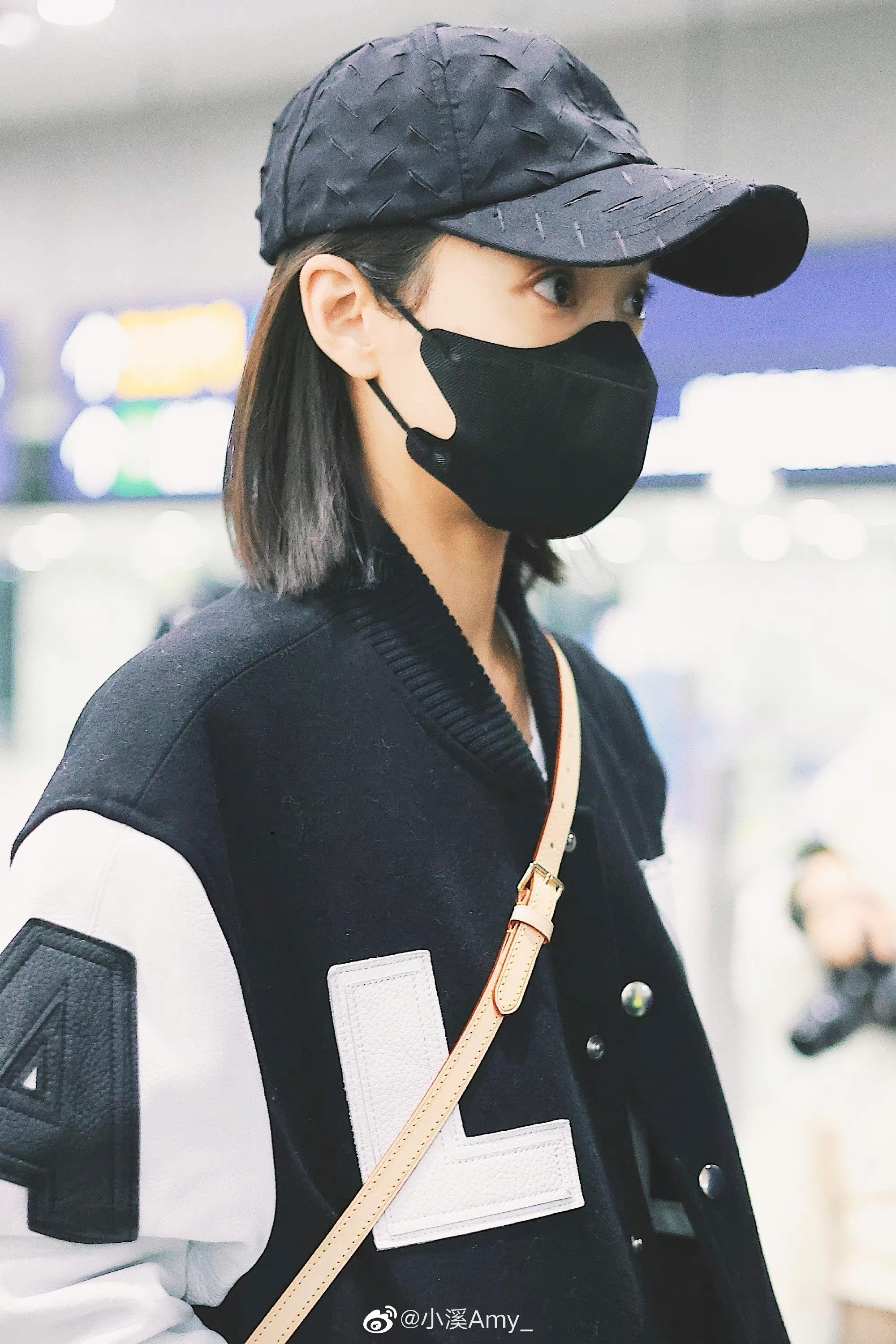 宋茜黑色棒球服机场路透 一眼被大长腿给吸引住了!__财经头条