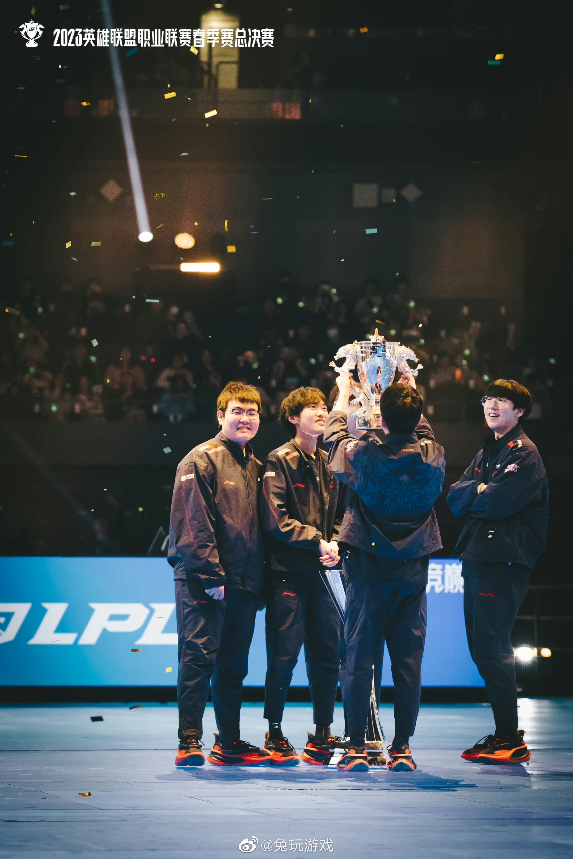 冠军捧杯时刻返图 再次恭喜jdg获得lpl春季赛冠军捧起冠军奖杯!