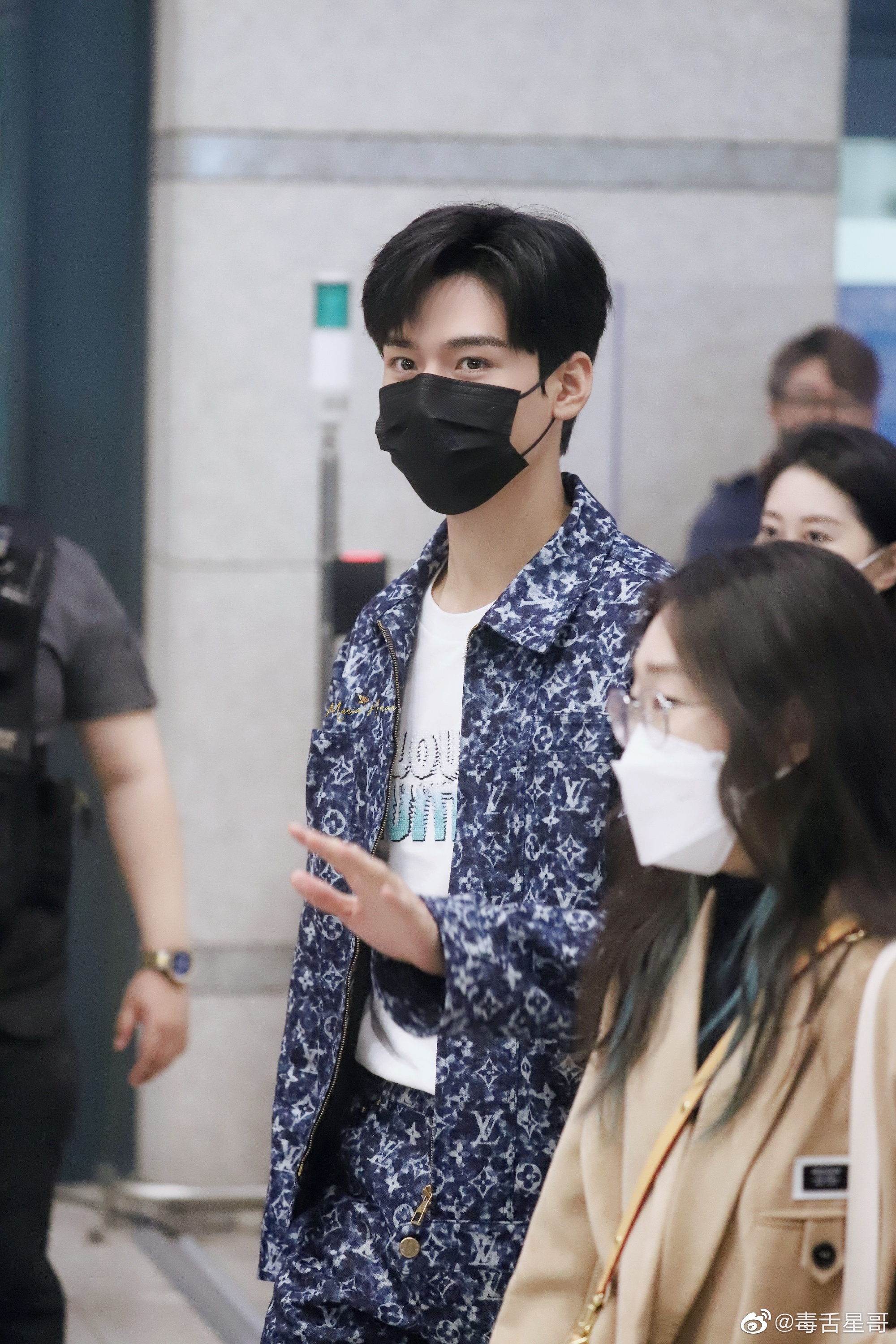 龚俊一身印花套装到达韩国,机场也有很多粉丝接机……_高清图集_新浪