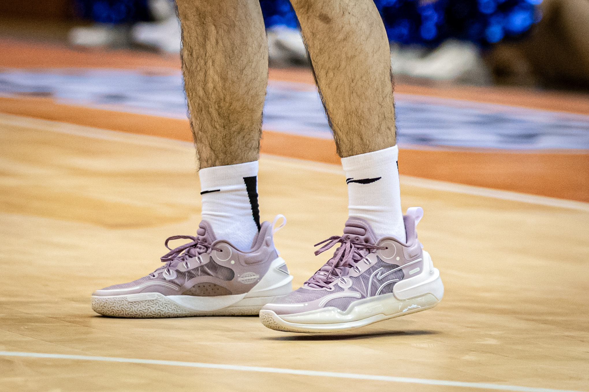 昨晚cba第三阶段重燃战火,很多球员都上脚了实战利器驭帅16v2