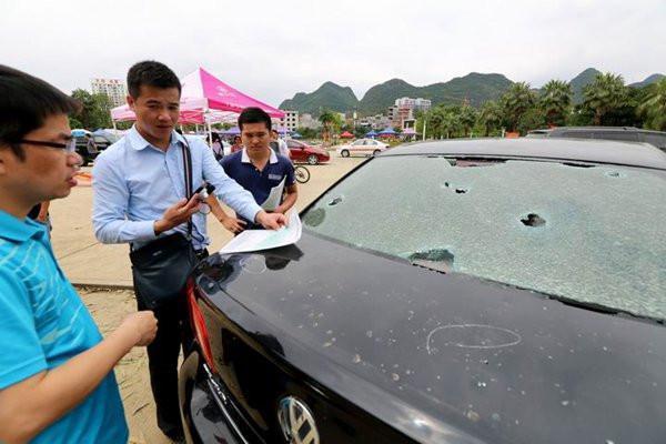 地下怕大雨，上面怕冰雹，车子被砸坏了，保险究竟赔不赔？