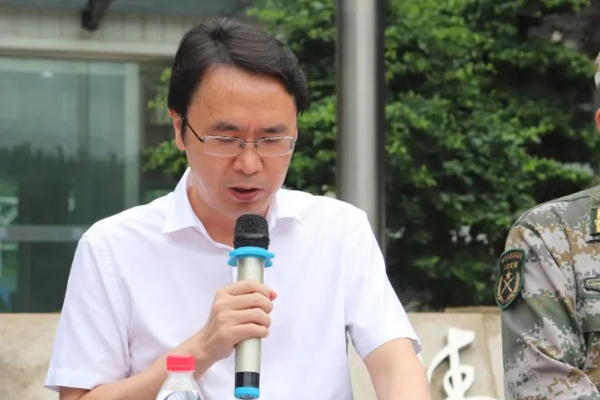 正文  汇报表演结束后,礼嘉中学校长唐继东给予了高度评价,并寄语青年