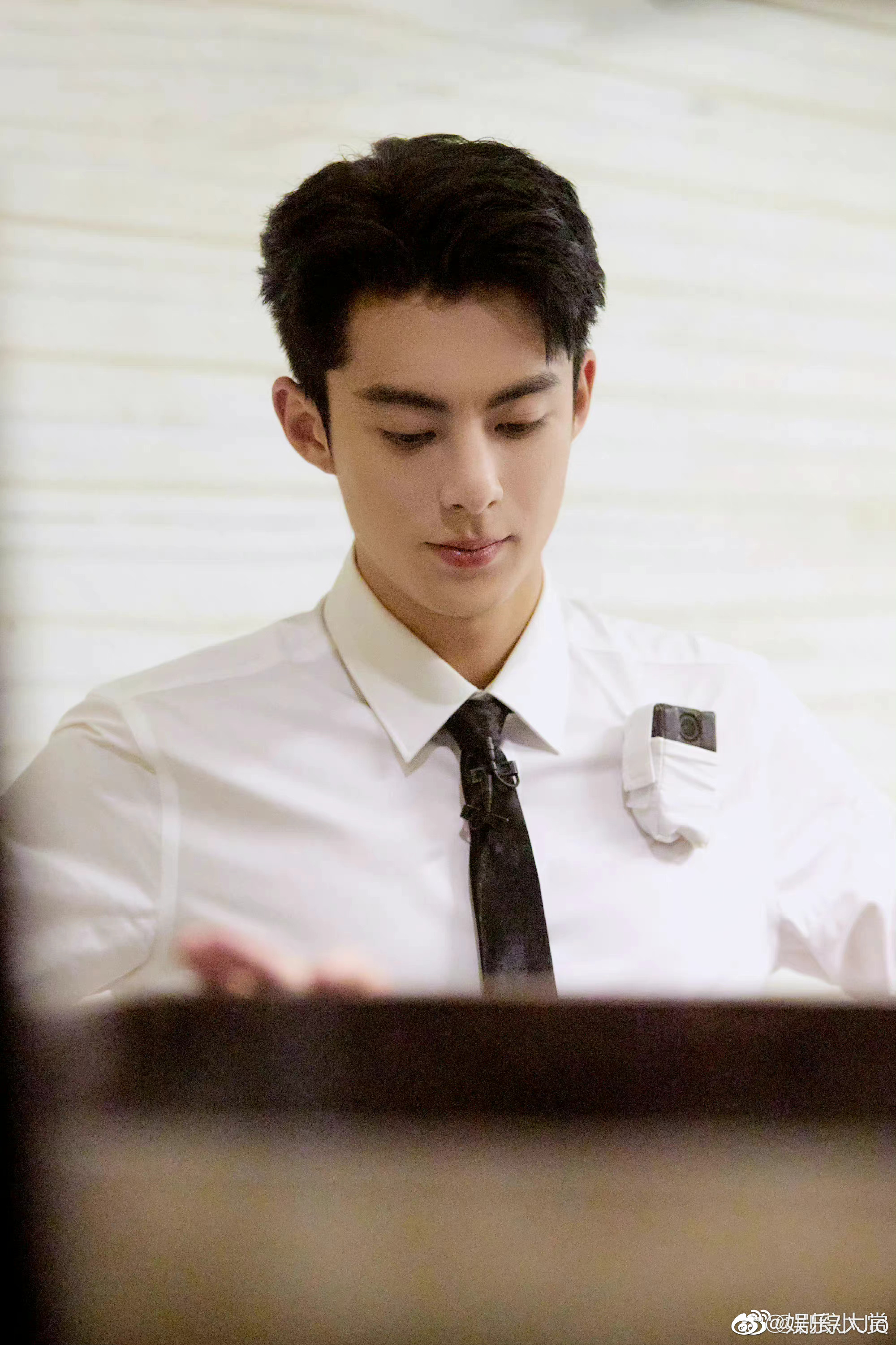 王鹤棣密室大逃脱4白衬衣高清剧照好有型