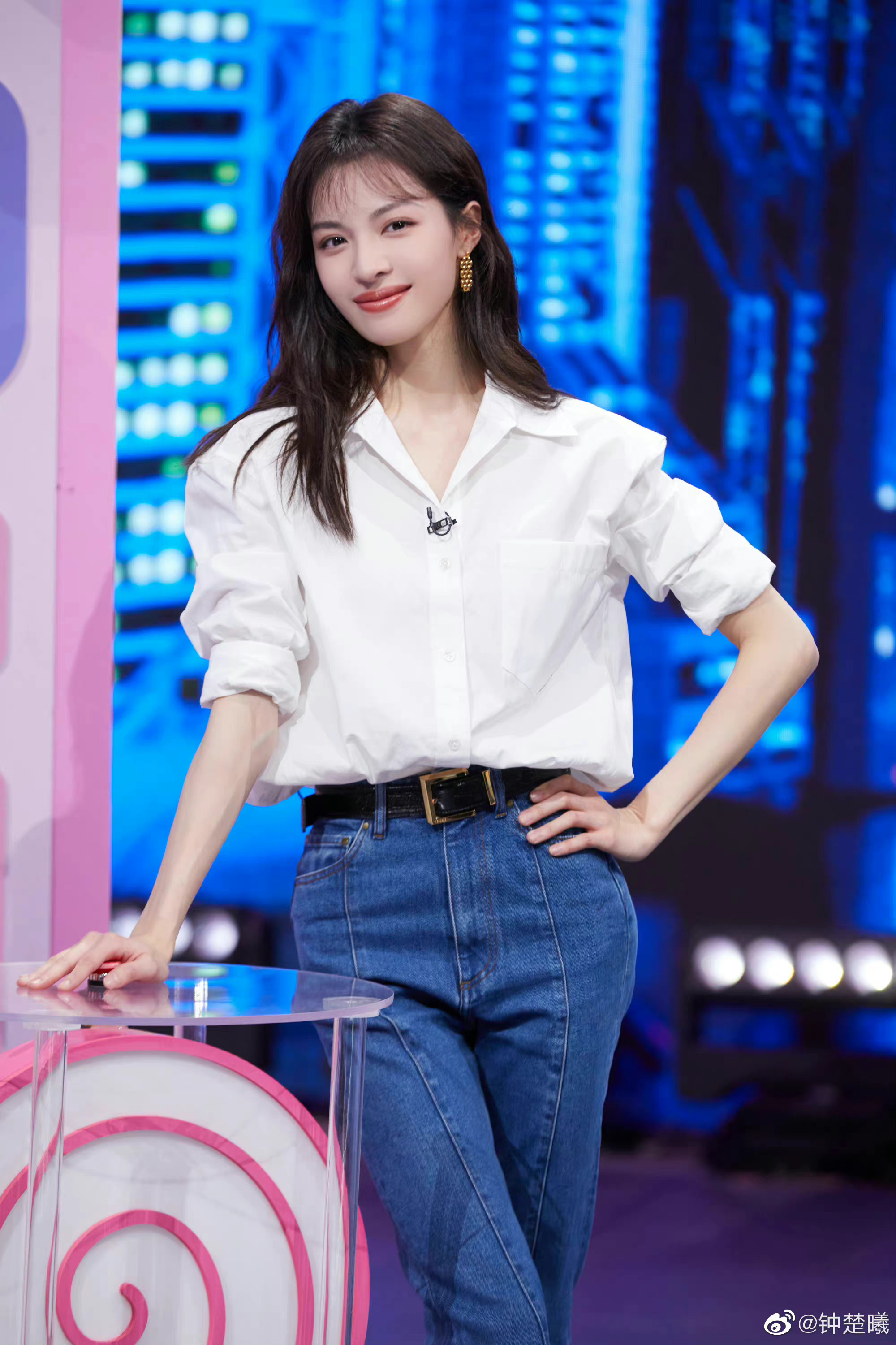钟楚曦《你好星期六》白衬衫剧照 复古卷发牛仔裤……_高清图集_新浪