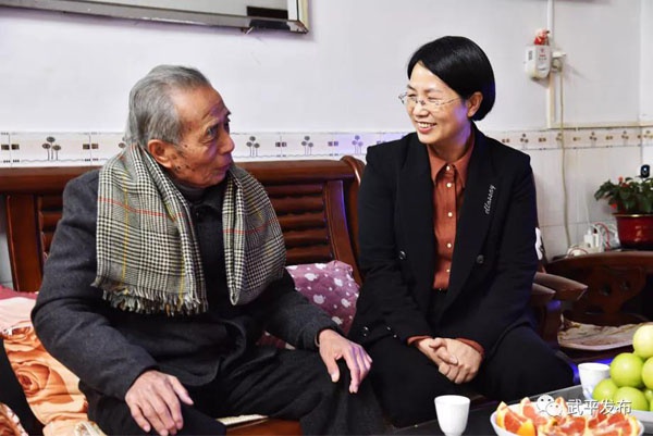 武平县领导春节前走访慰问退休老同志