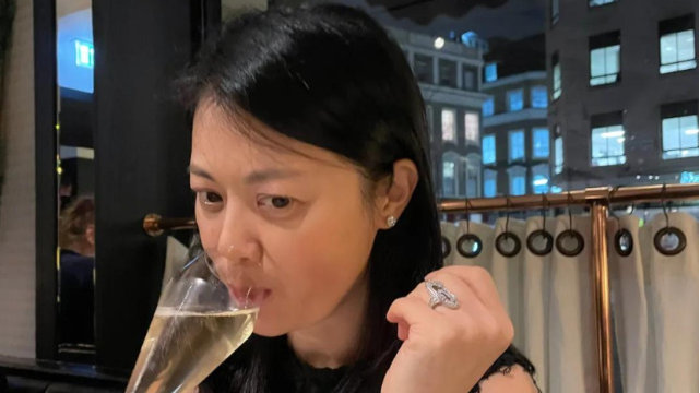 央视主持人姜丰:嫁给英国高管后离婚,如今52岁尽显老态|央视|姜丰|央视主持人_新浪新闻