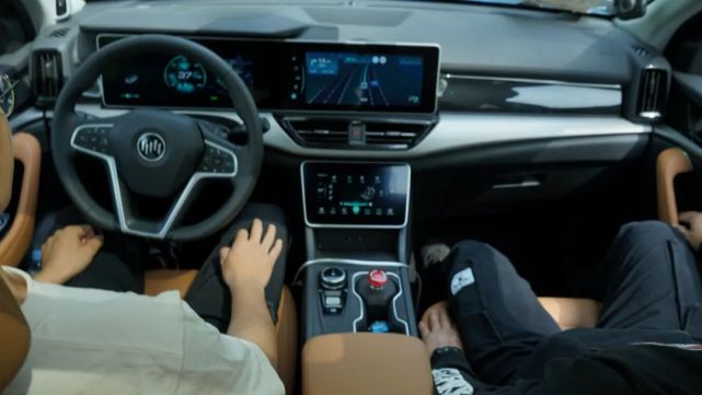 独家主驾位真实体验百度量产视觉自动驾驶完全不输无人车