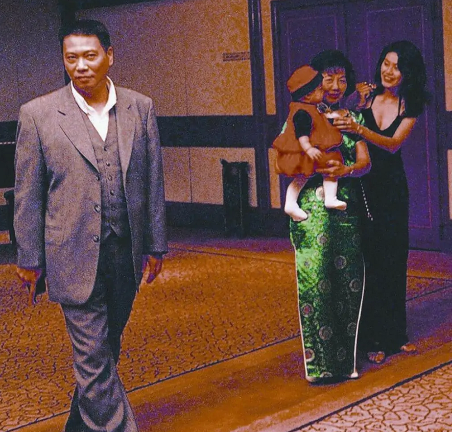 首任太太是麦莉莉,两人育有一对双胞胎,第二任太太是同为演员的卢少慈