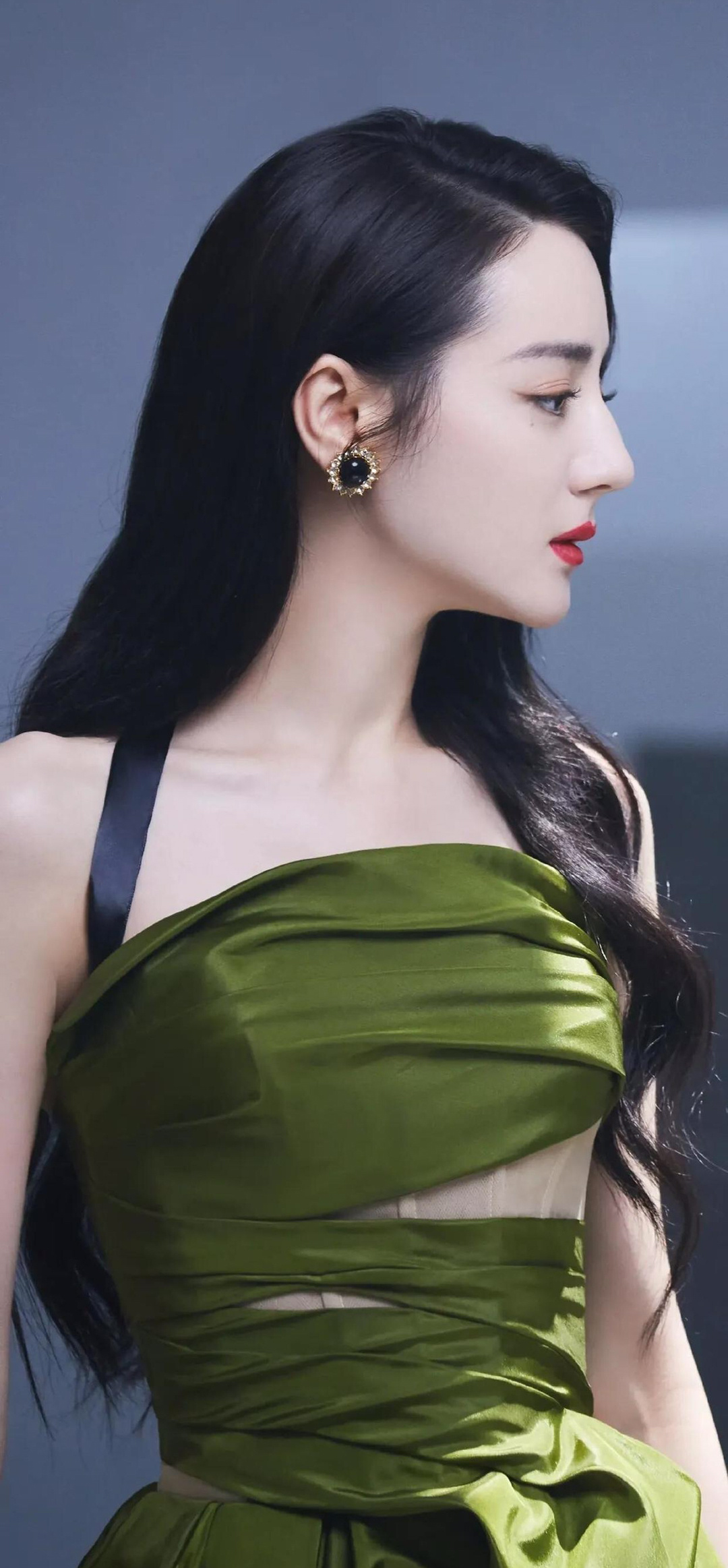 迪丽热巴高清壁纸墨绿色吊带连衣裙穿搭显得妩媚动人