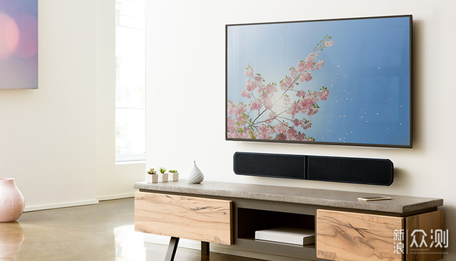 首先回音壁是以长条形为主,通常使用一体化的设计,可放置在桌面或安装