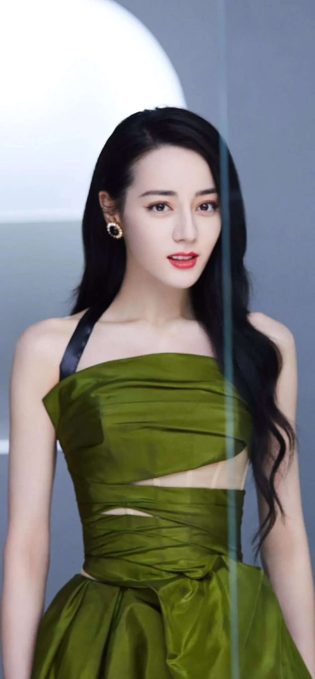 迪丽热巴高清壁纸墨绿色吊带连衣裙穿搭显得妩媚动人