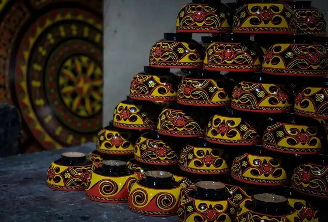 彝族漆器彝族有着厚重的历史文化手工制作的漆器是彝人生活中最常用的