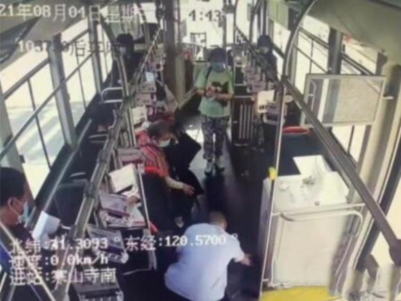 老人大便失禁弄脏公交车，司机迅速清理未影响交通，乘客致电表扬休闲区蓝鸢梦想 - Www.slyday.coM