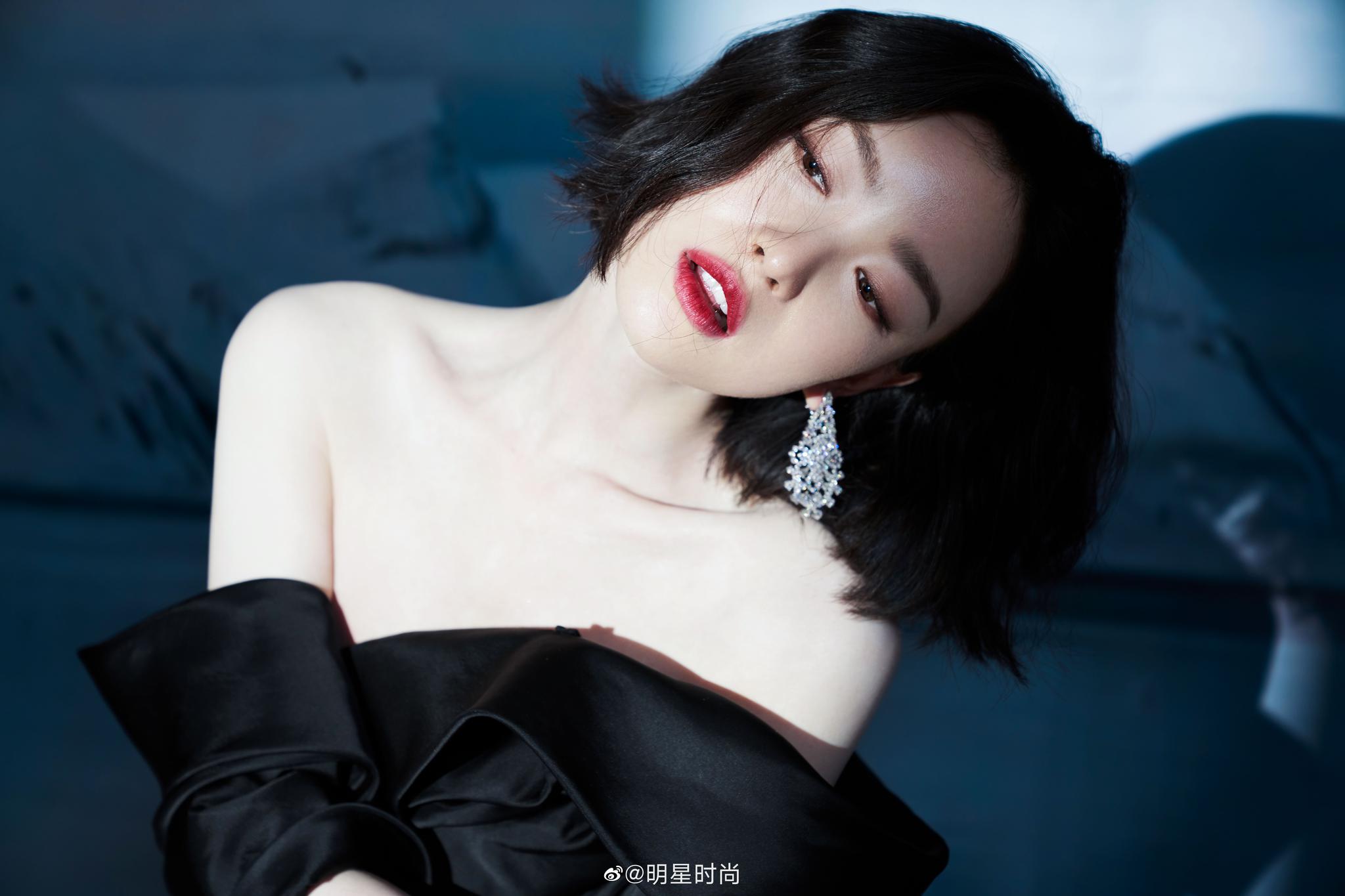 倪妮一袭黑色丝绒礼服裙亮相红毯