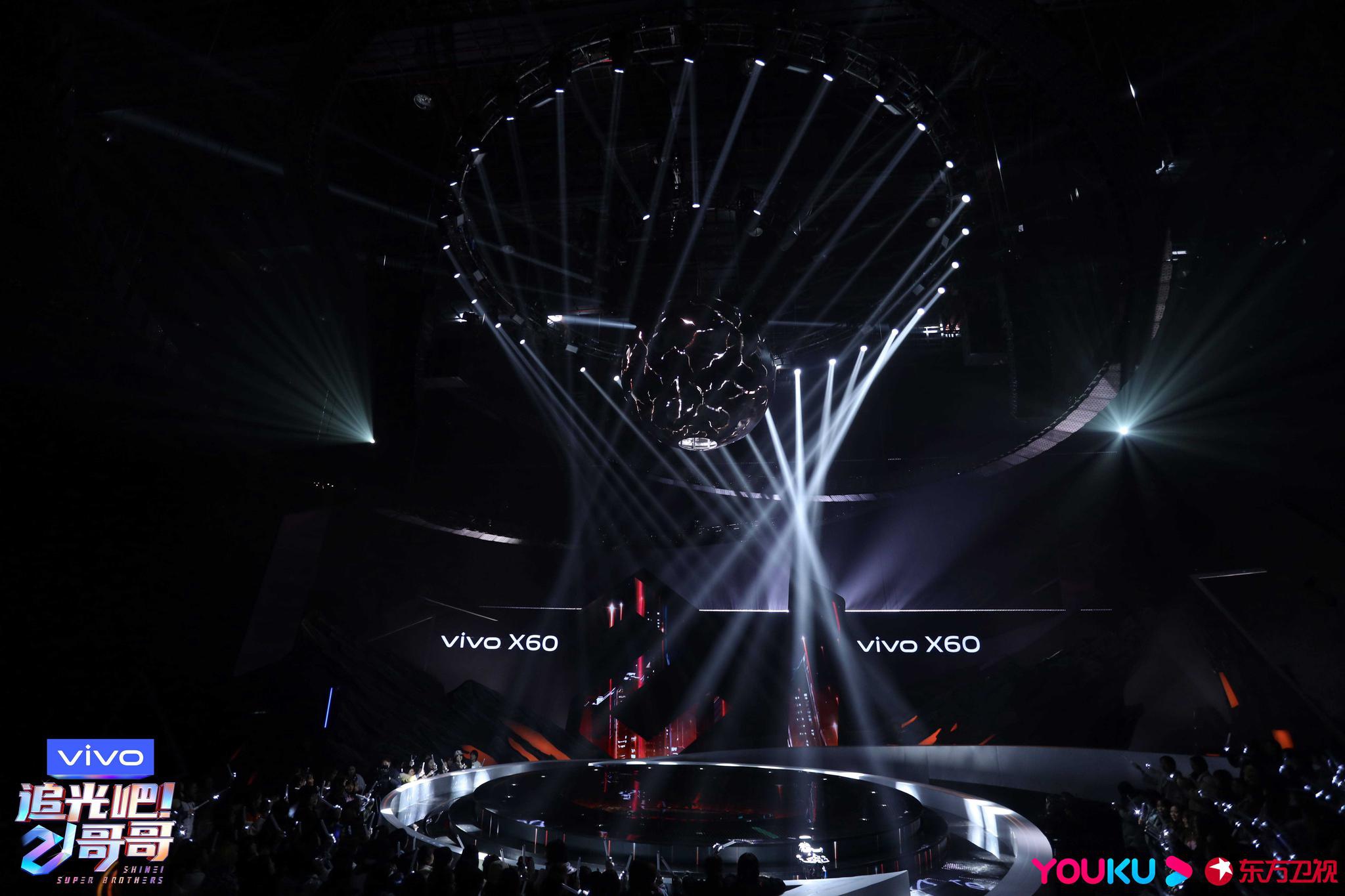 追光吧哥哥今晚燃炸初舞台金星再爆金言金语