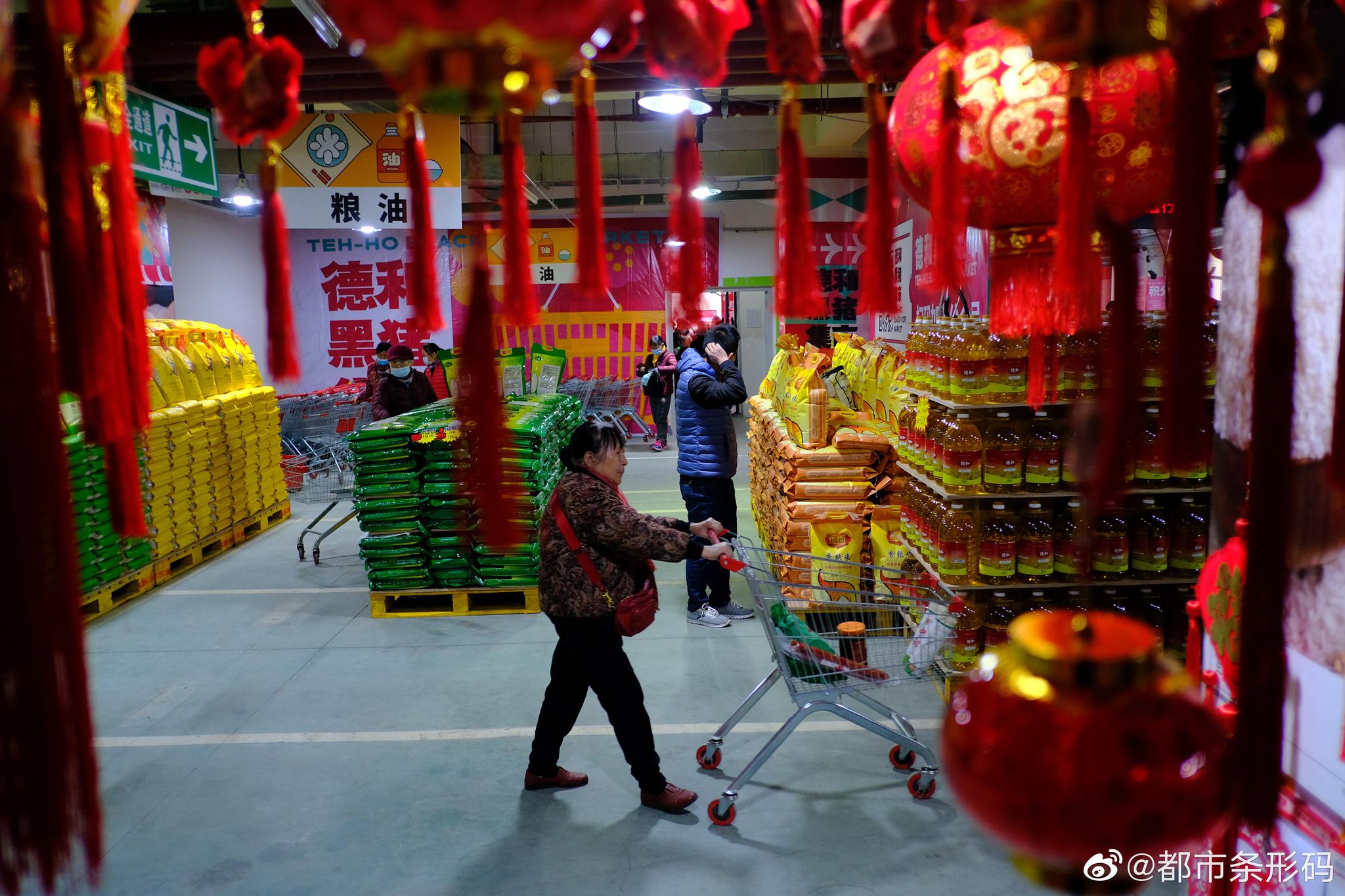 火爆全昆明的云南都市频道德和黑猪集市年货节开业啦!