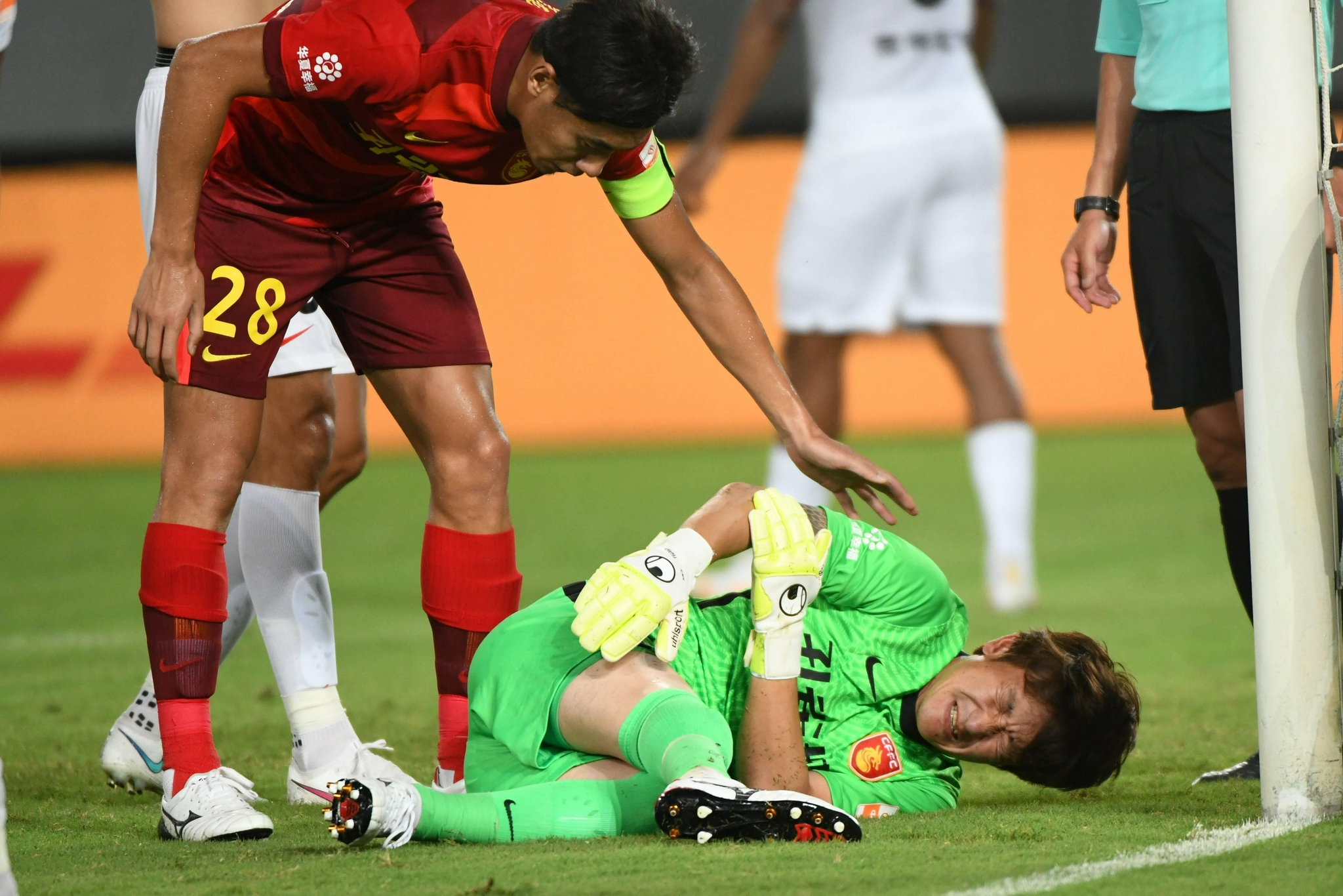 新华社照片,无锡(江苏),2021年7月20日7月19日,河北队守门员池文一(下