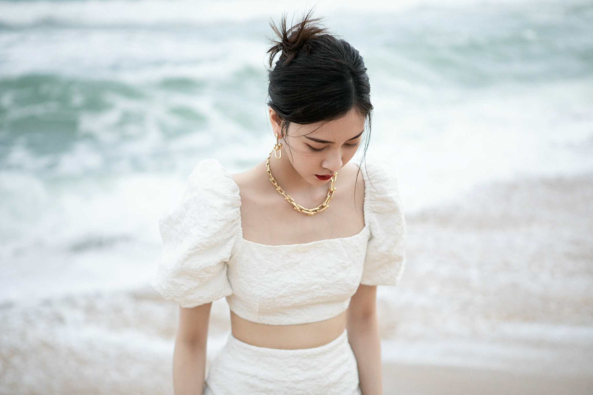 宋妍霏海边清冷大片白色泡泡袖上衣