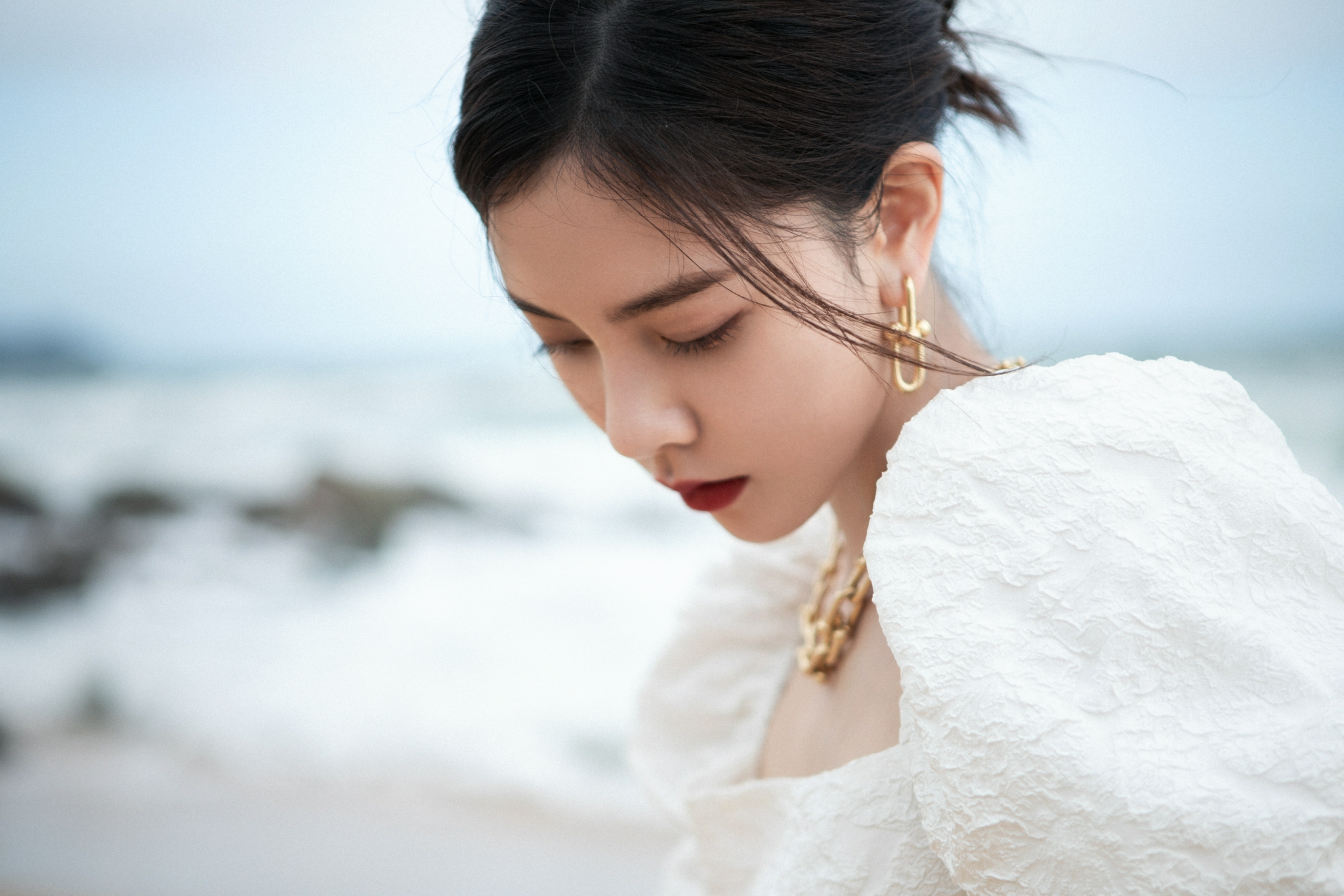 宋妍霏海边清冷大片白色泡泡袖上衣