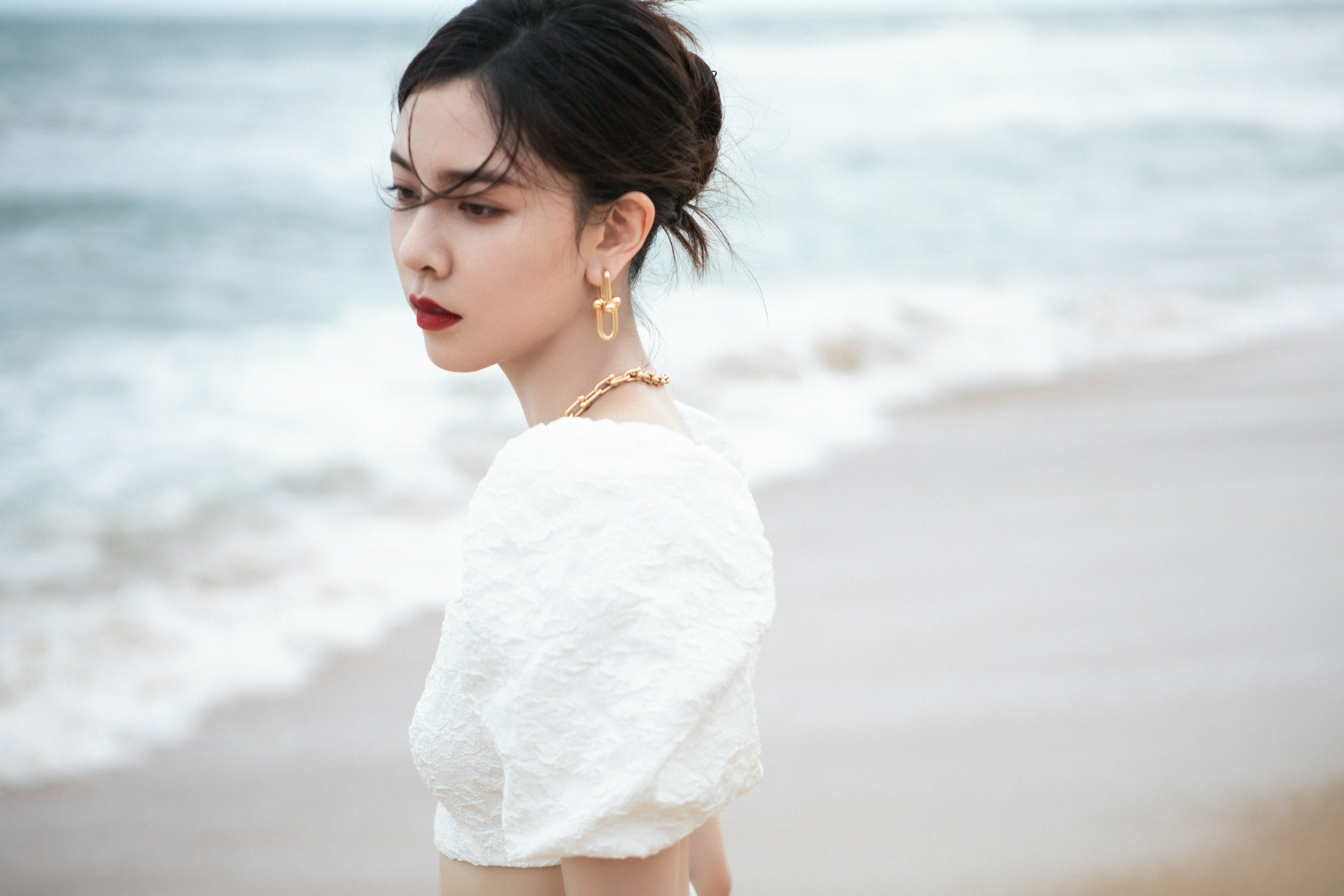 宋妍霏海边清冷大片白色泡泡袖上衣