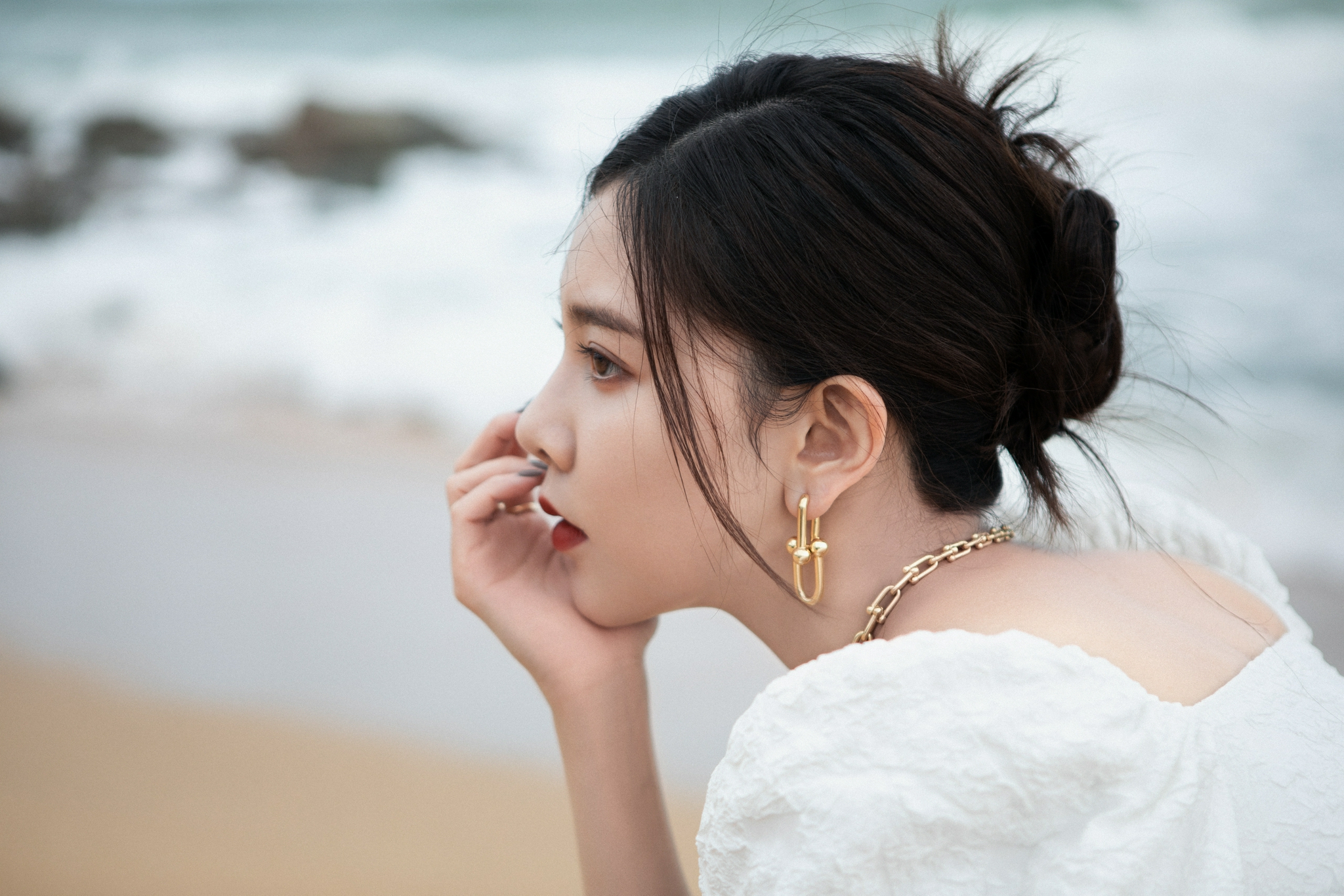 宋妍霏海边清冷大片白色泡泡袖上衣