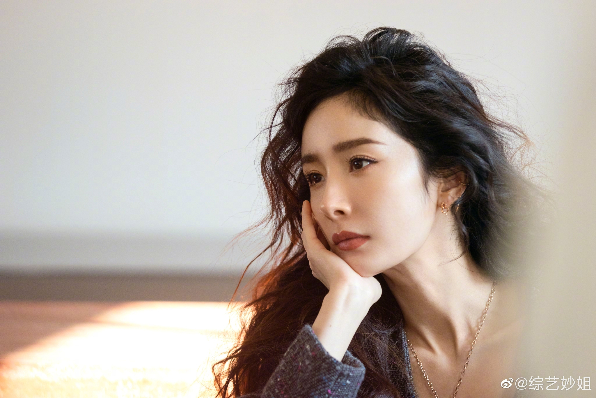 杨幂在采访中提到认为当下对自己最重要的事情是好的角色……__财经头条