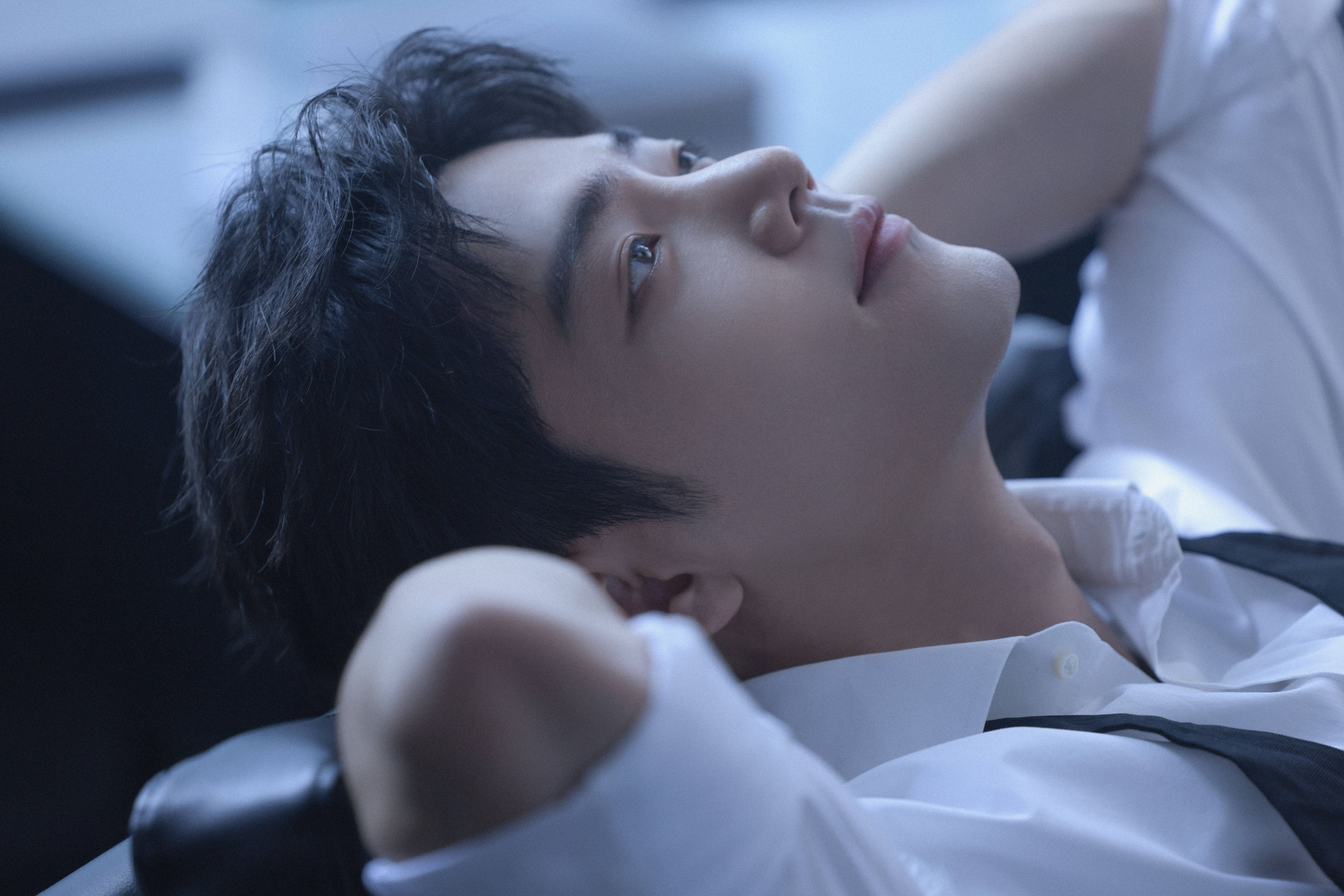 肖战白衬衫早春花絮照来啦! 衬衫西裤的战哥又欲又苏,我可以