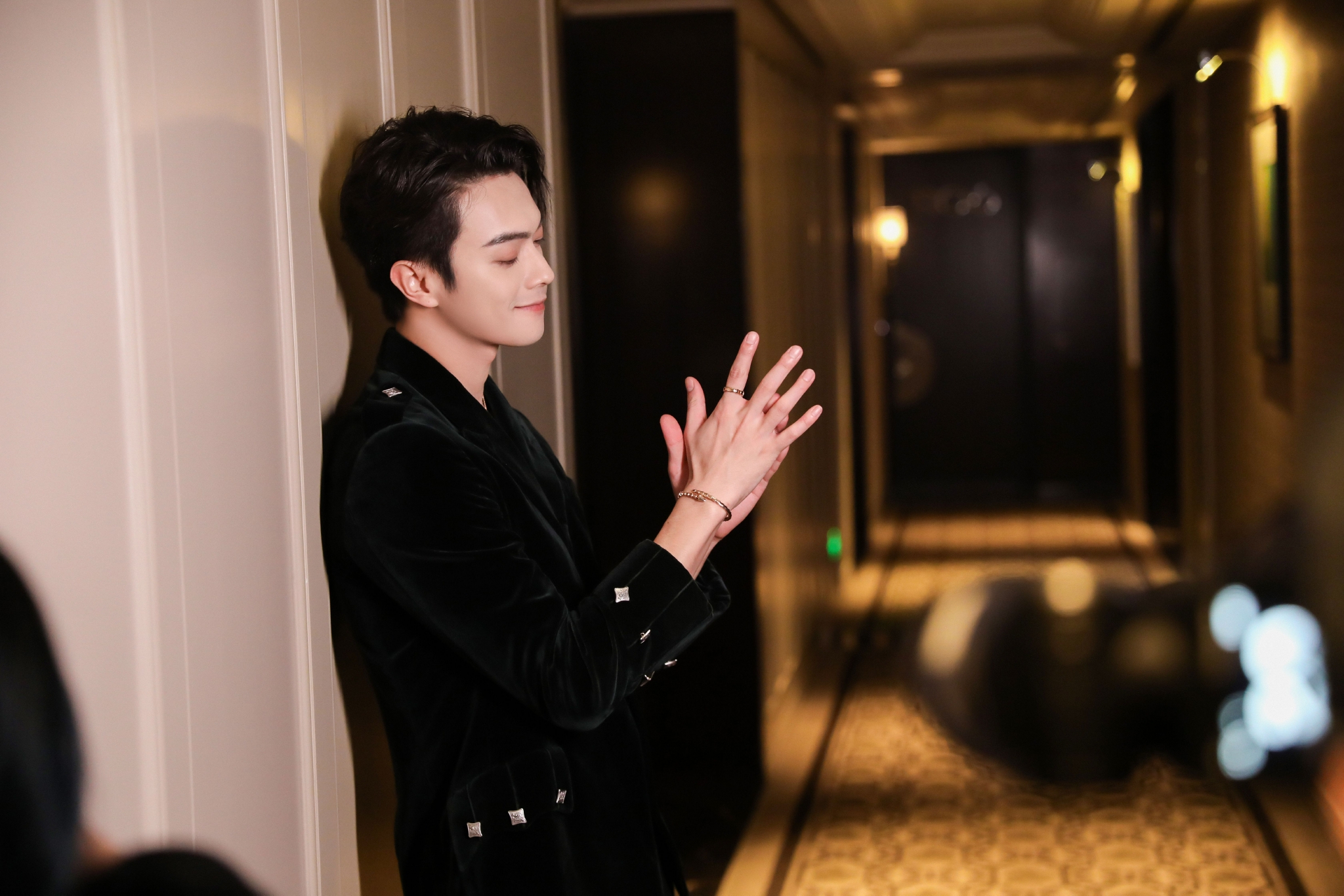 许凯黑色v领丝绒外套造型光影随拍……|许凯|v领|丝绒_新浪新闻