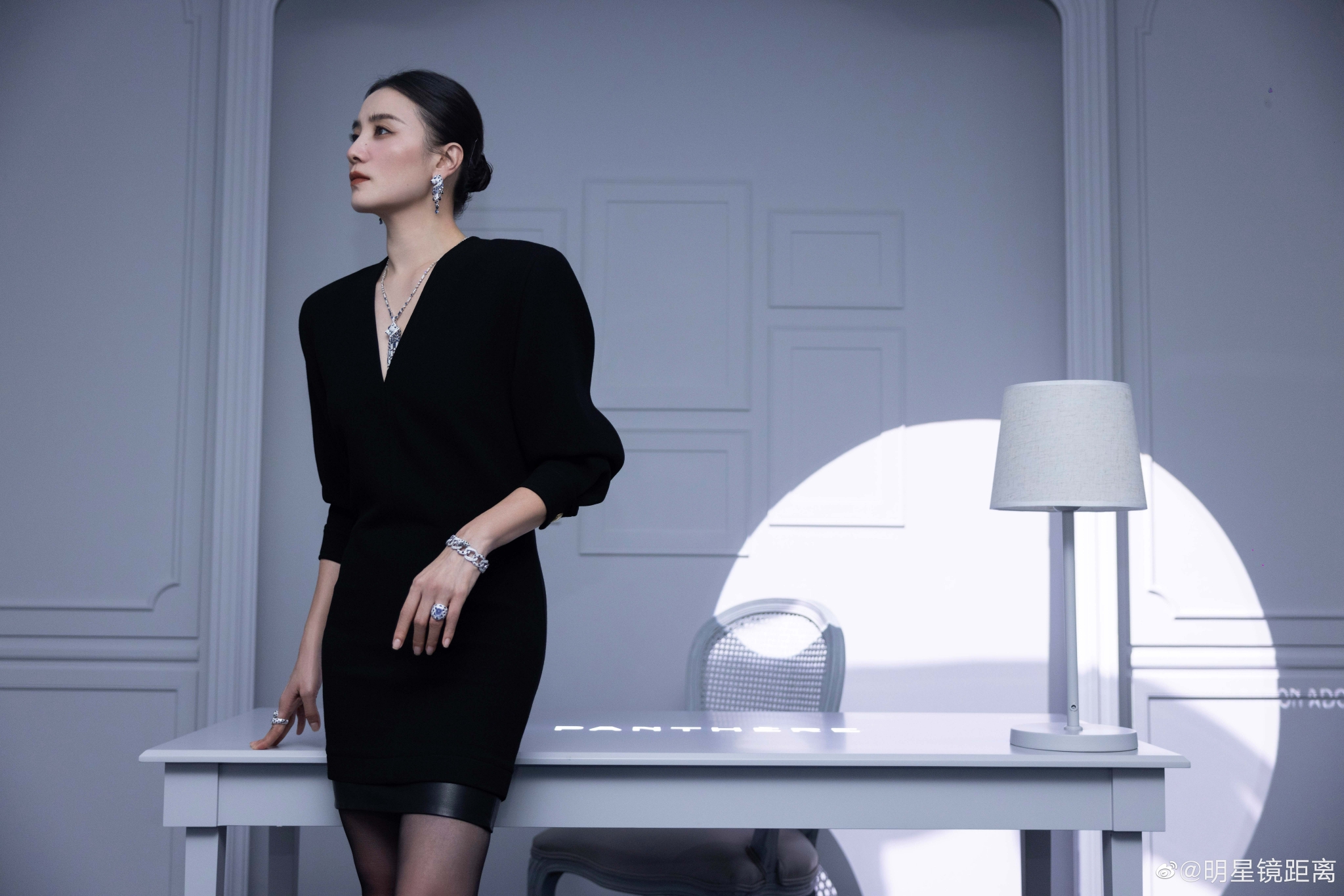 宋佳卡地亚活动现场黑丝高跟