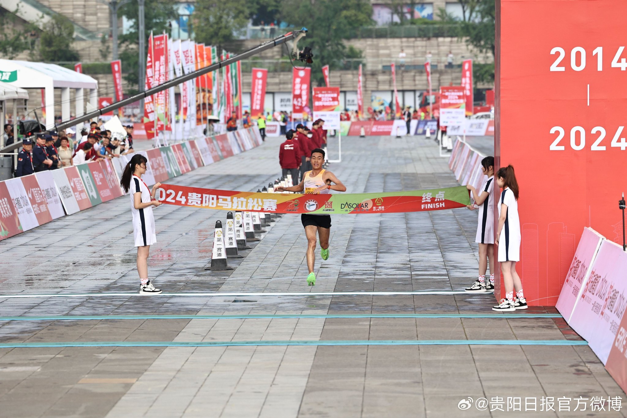 刘旭!2024贵阳马拉松赛半马男子组冠军|马拉松|刘旭|马拉松赛_新浪新闻