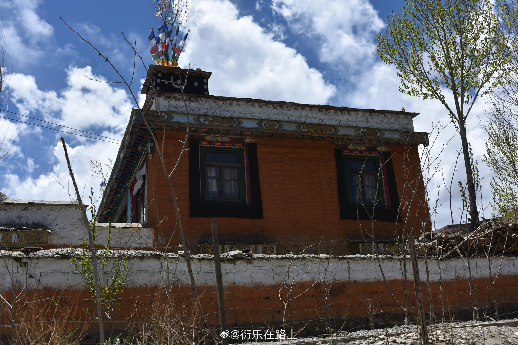 橙色和白色为主的西藏村庄拍摄于西藏山南曲松县