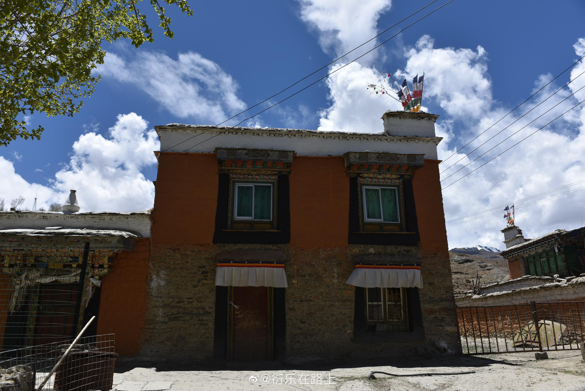 橙色和白色为主的西藏村庄拍摄于西藏山南曲松县