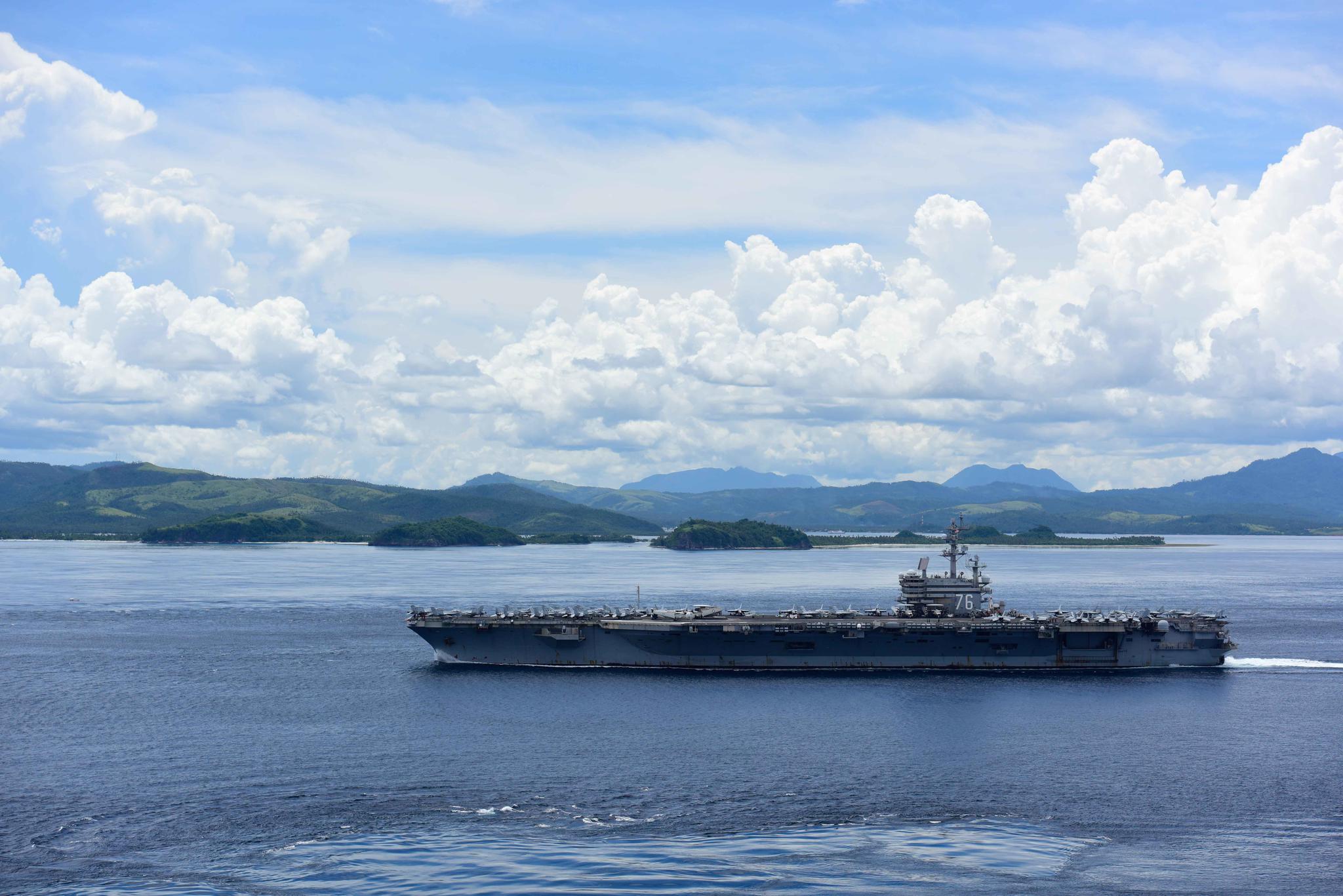 7月3日,美国海军罗纳德.里根号航空母舰穿过圣贝纳迪诺海峡