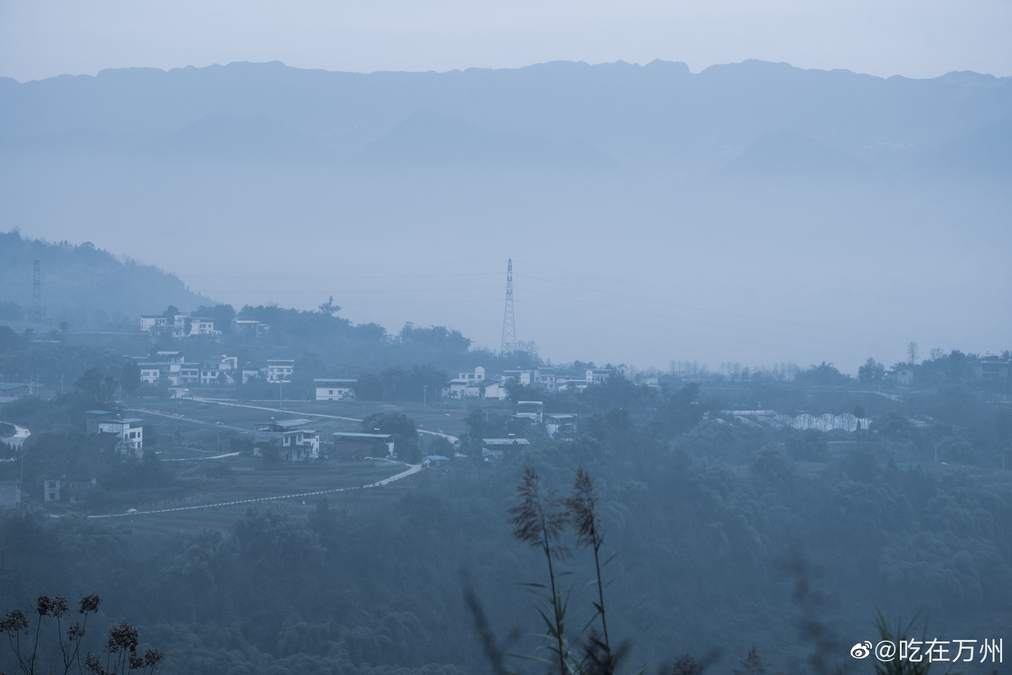 今日路过万州高梁镇,雾蒙蒙的山,如雨的季节……