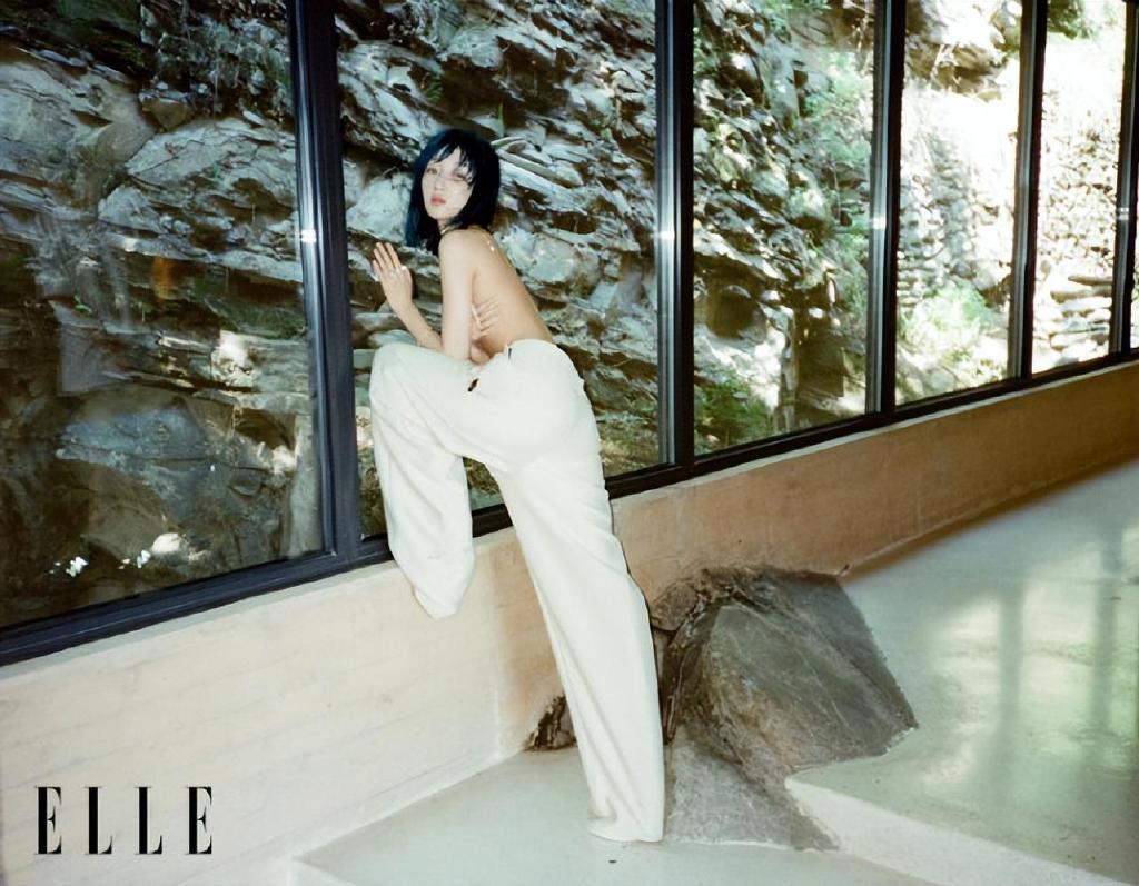 周冬雨最新封面大片,不穿上衣造型超惊艳,排骨胸纸片腰抢镜休闲区蓝鸢梦想 - Www.slyday.coM 周冬雨最新封面大片,不穿上衣造型超惊艳,排骨胸纸片腰抢镜休闲区蓝鸢梦想 - Www.slyday.coM