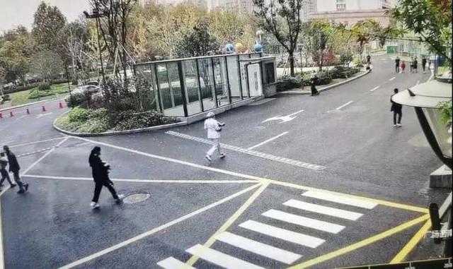 一岁半孩子抽搐倒地，杭州这位护士抱起孩子直冲抢救室，跑得比亲妈还快休闲区蓝鸢梦想 - Www.slyday.coM