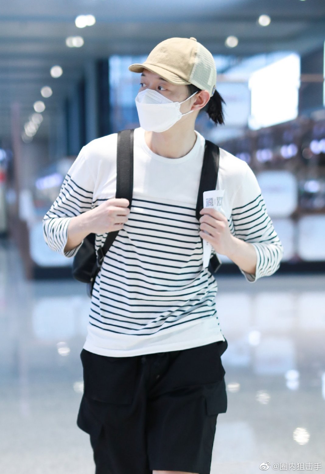 霍尊风波后在机场现身还看到和粉丝主动挥手打招呼